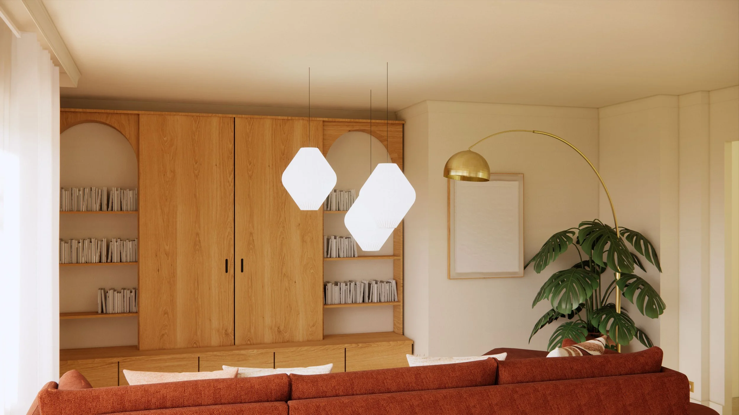 Salon avec canapé rouge, étagères en bois avec des livres, lampes suspendues blanches, et une grande plante verte avec une lampe d'arc dorée, mur blanc avec cadre vide.