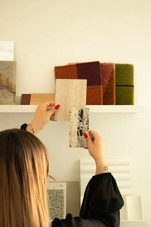 Photo de la dirigeante d'Atelier UCHI qui tient des matériaux
