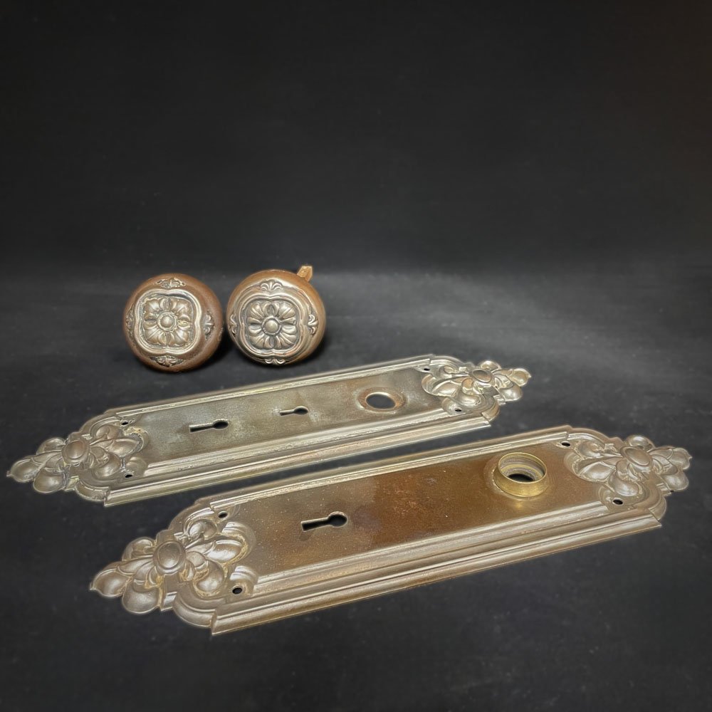 Russell & Erwin LeRoy Quatrefoil and Fleur de Lis Door Knob and Plate Set