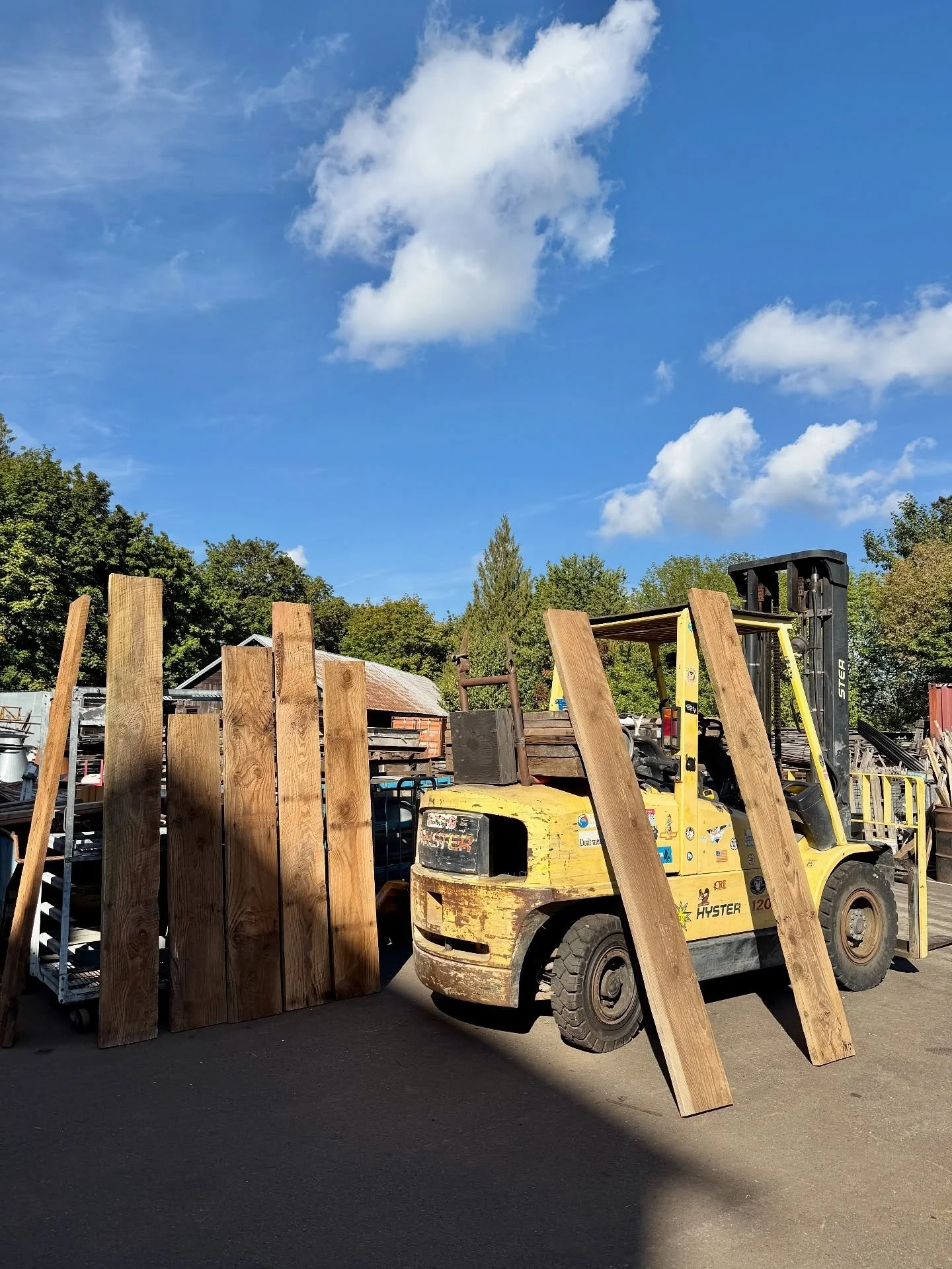 🌲🪵Nothing Like Old Growth🪵🌲
.
Looking for lumber with character for your fireplace mantel, open shelving or wood working projects? 🪚 
.
We have some great 2&rdquo;-3&rdquo; salvaged Doug fir in right now that is awaiting its next life! 🪑 
.
Com