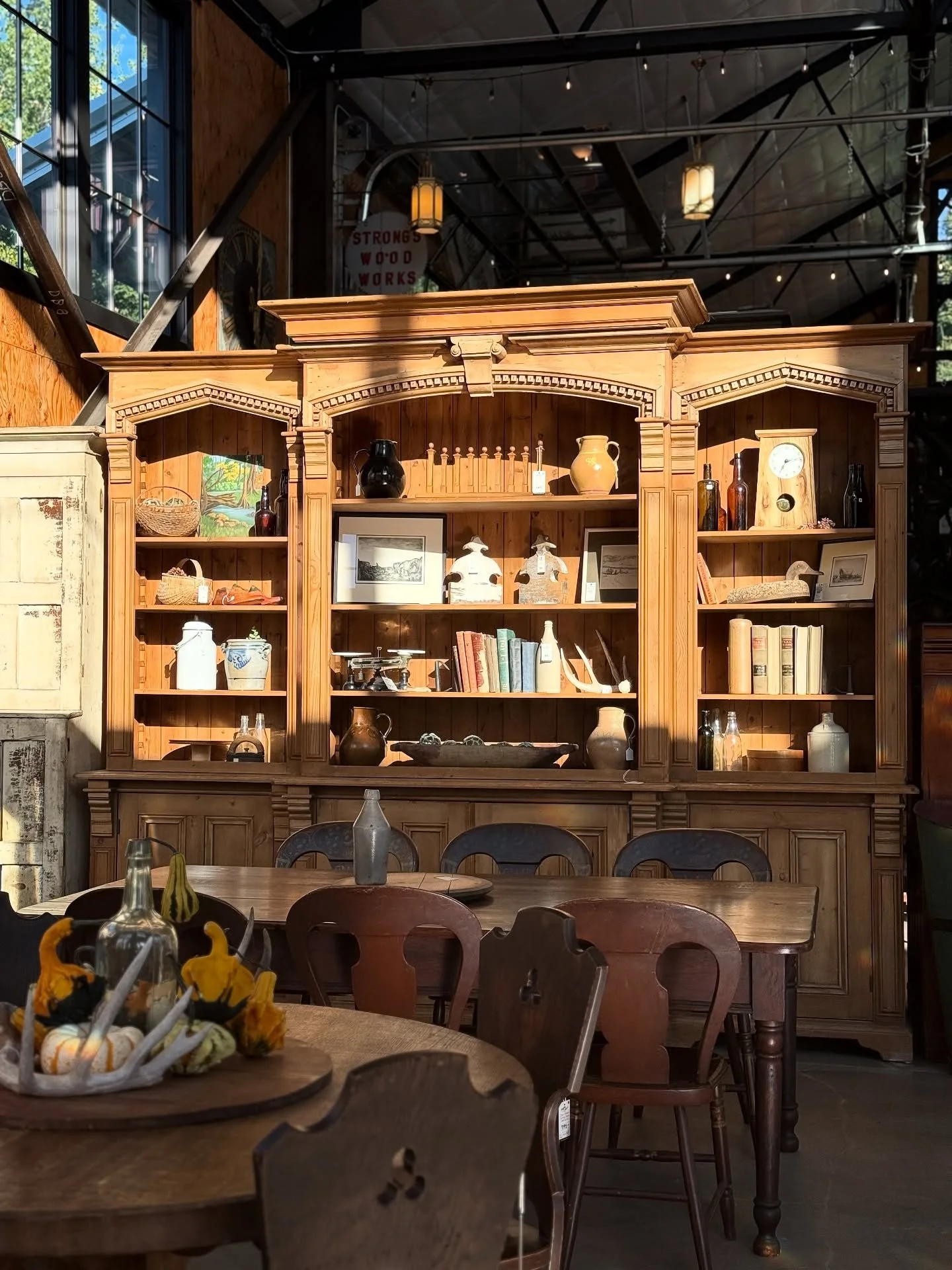☀️ Sunny Fall Days in the PNW ☀️ 
.
Lots of movin and shakin around here so come be apart of the bustle!! 
.
Shop antiques, vintage and salvage at one of the largest antique stores in the COUNTRY 🤯 located in a tiny historic town in Oregon called Au