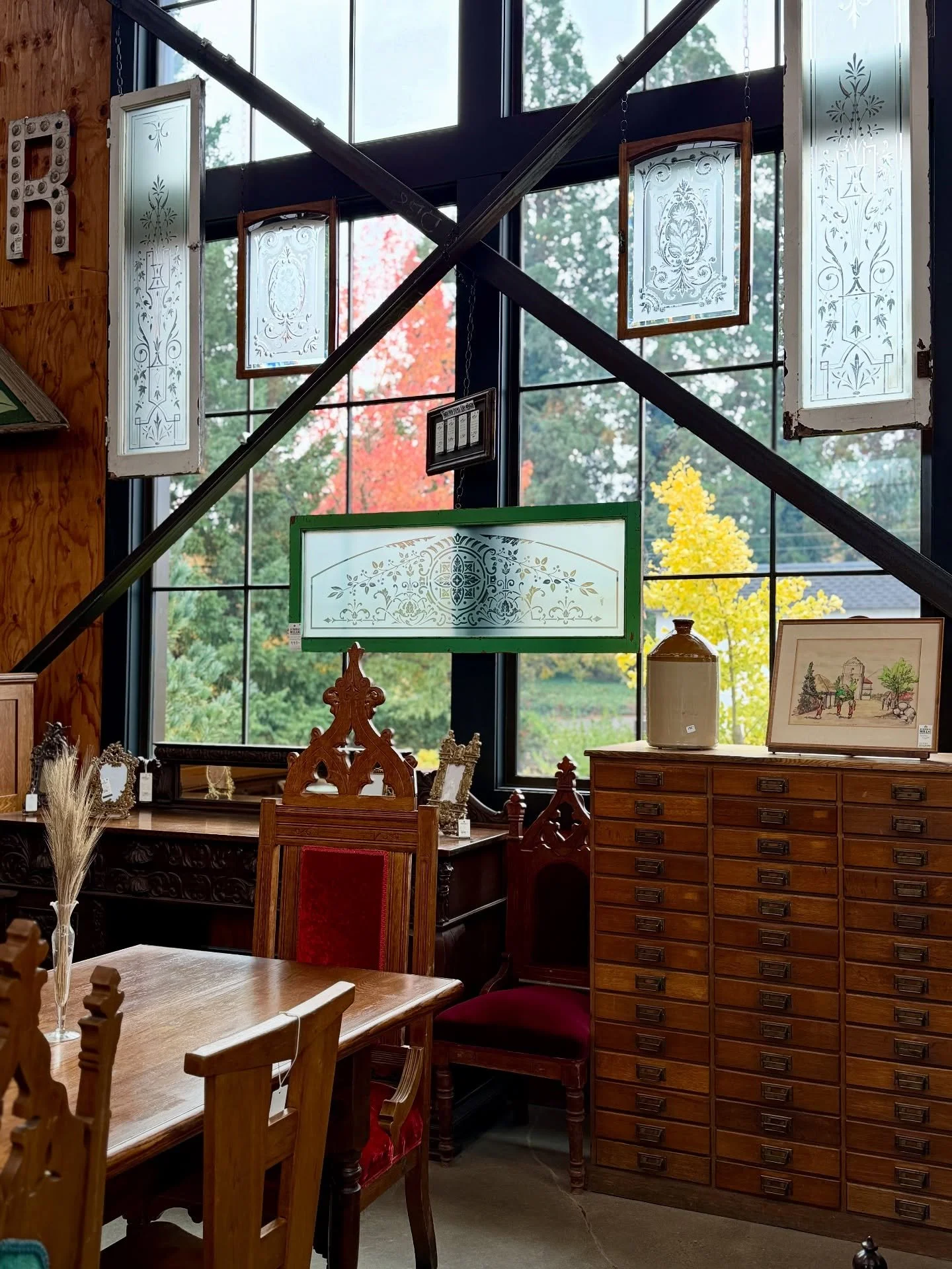 πͺ ETCHED GLASS πͺ
.
You can add privacy while maintaining a view of the exterior changing leaves with antique etched glass windows. πͺ 
.
This Victorian era craft adds interest and artful design to any space. πΌοΈ 
.
You don’t have to frame the