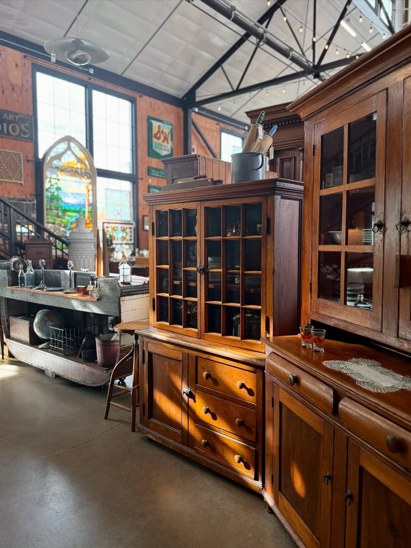 ☀️ Enjoying the daylight ☀️ 
.
This sweet cottage core cabinet is begging to be the showstopper in your period home or new build dining room! 🏠 
.
Show off some of your favorite glassware on the top and keep your seasonal table linens in the bottom 