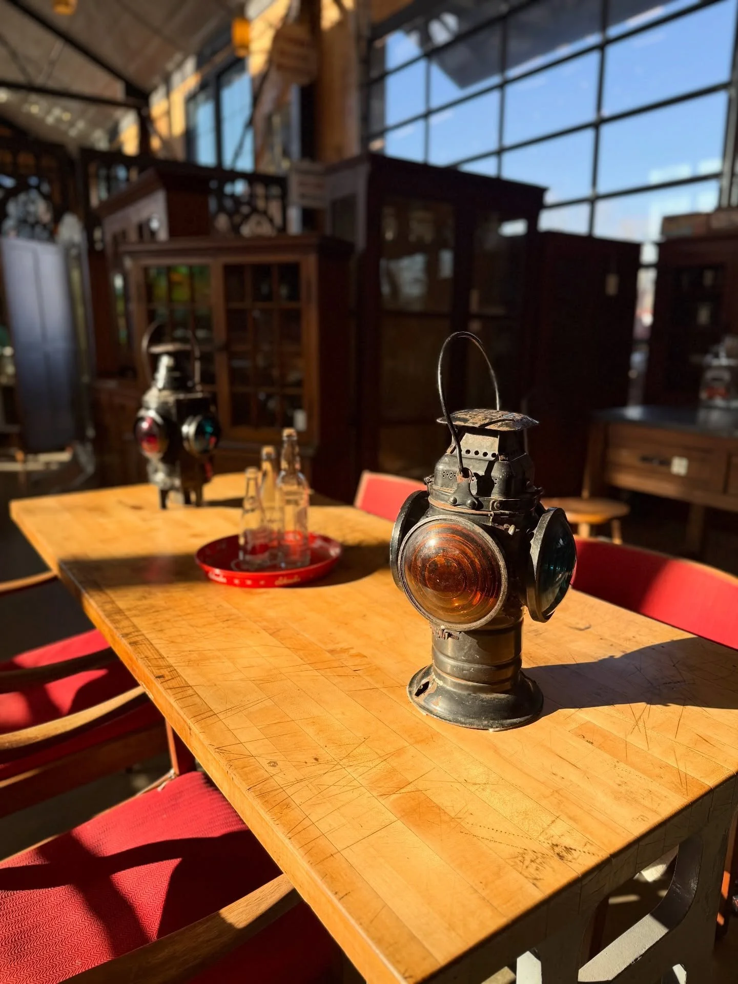 🚂 RAILROAD LOVER&rsquo;S DREAM 🚂 
.
These old rail road lanterns make great industrial accents in any space
.
A true relic of AMERICANA - anything American rail related is, don&rsquo;t you think? 
.
The lighting was too good to pass up ☀️ 
.
#vinta