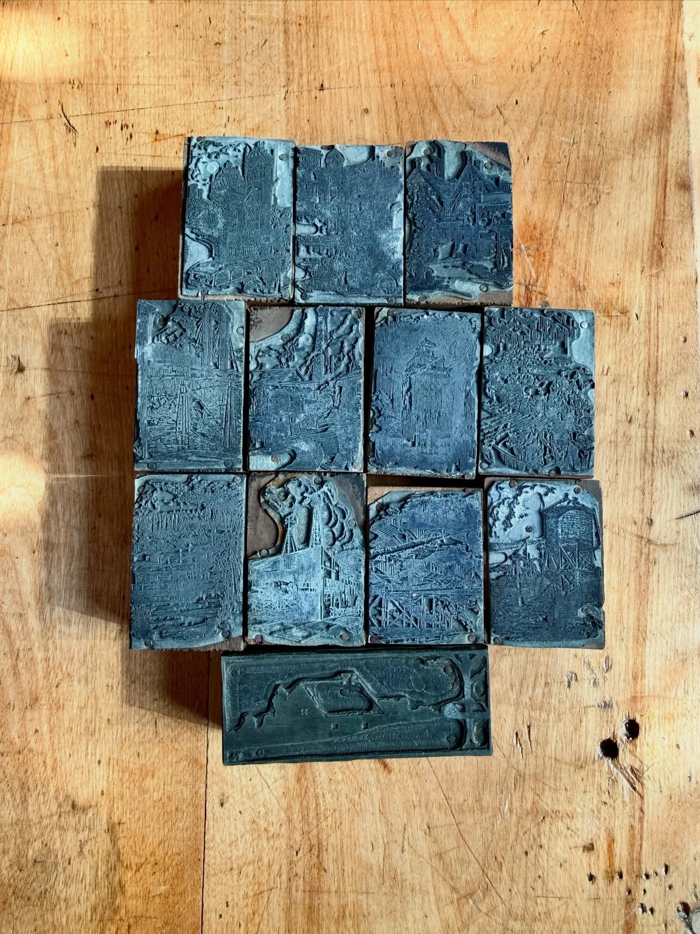 Sweet Small Things ❤️ 
.
These ~2&rdquo;x2&rdquo; antique letter press blocks are not that remarkable from far away but up close they&rsquo;re incredibly detailed 🏙️ 
.
Maybe this is a perfect Valentines trinket for a history or architecture, loving