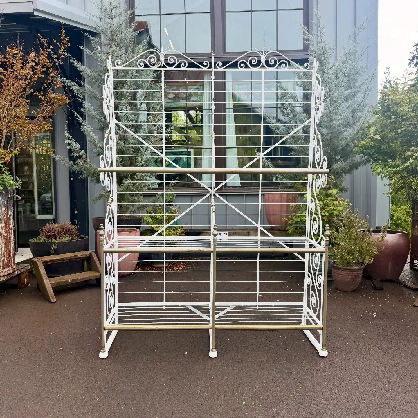 🥖🧑&zwj;🍳HEY GORGEOUS 👩&zwj;🍳🥖 
.
This white French bakers rack is ready for its next assignment. 🫡 
.
This authentic early 1900s hunk of metal is ready to display your vintage copper pot collection or your baked goods on sale every morning! 🍞