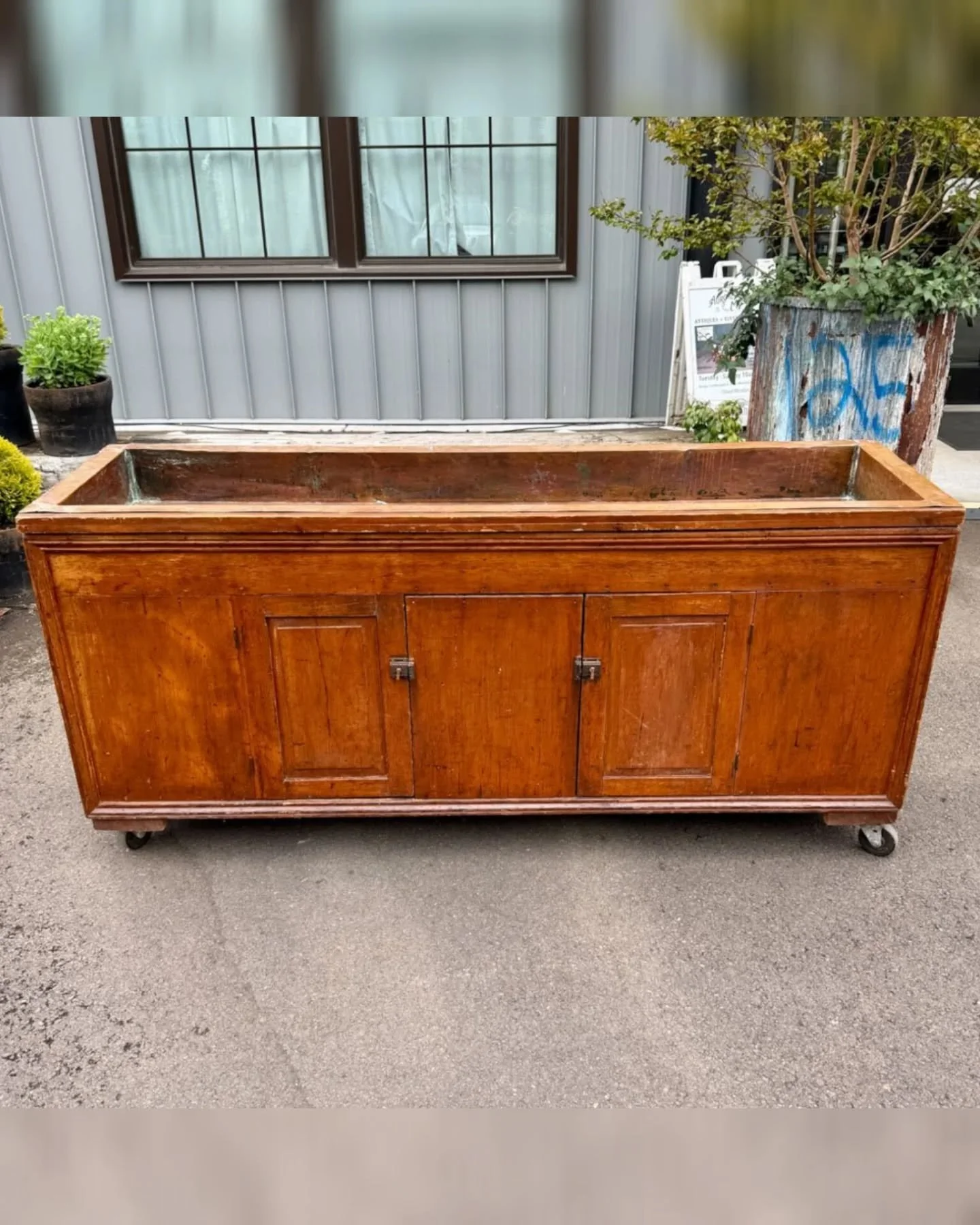 SUMMER OUTDOOR ENTERTAINING? ☀️ 
.
This antique copper dry sink is not only a freakin' cutie but also a freakin' SAVIOR for washing up where there is no plumbing. 💦 
.
Wheel this piece out when you need to quick rinse dishes at a dinner-in-the-field