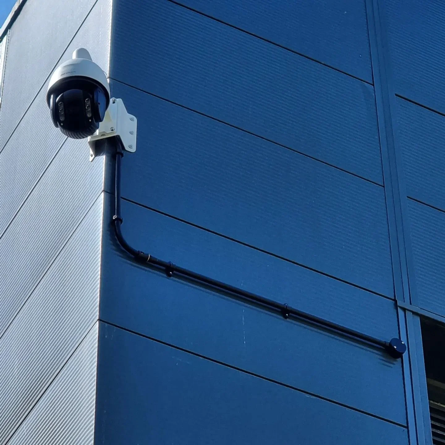 School CCTV Works completed today, new PTZ camera with 25X optical zoom installed on the corner of the building to optimise its field of view. 

#bluenettech #cctvinstallation #ptz #isleofwightbusiness #cctv #isleofwight