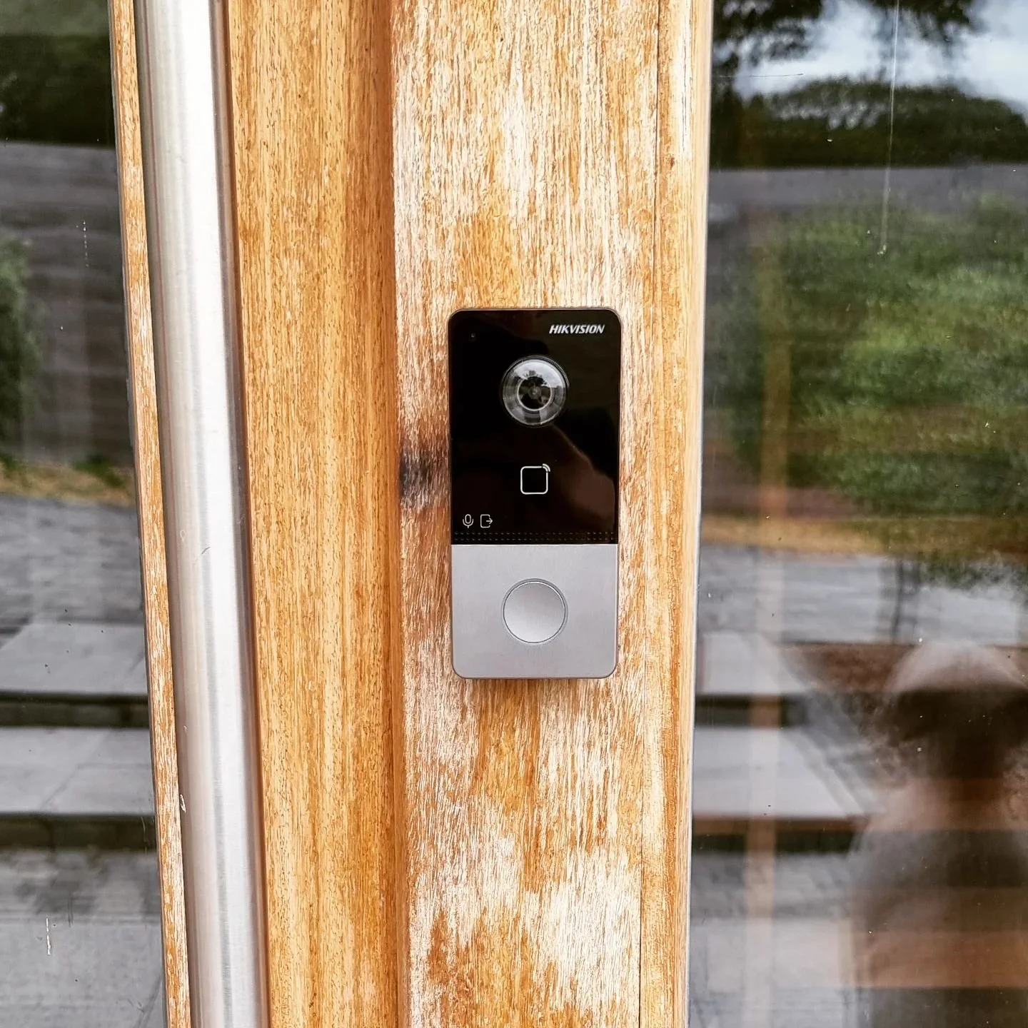 Recently installed as part of a whole home CCTV system. 

Subscription free video doorbell with phone app and indoor station to see who's calling. 

#bluenettech #isleofwightbusiness #isleofwight #smartdoorbell