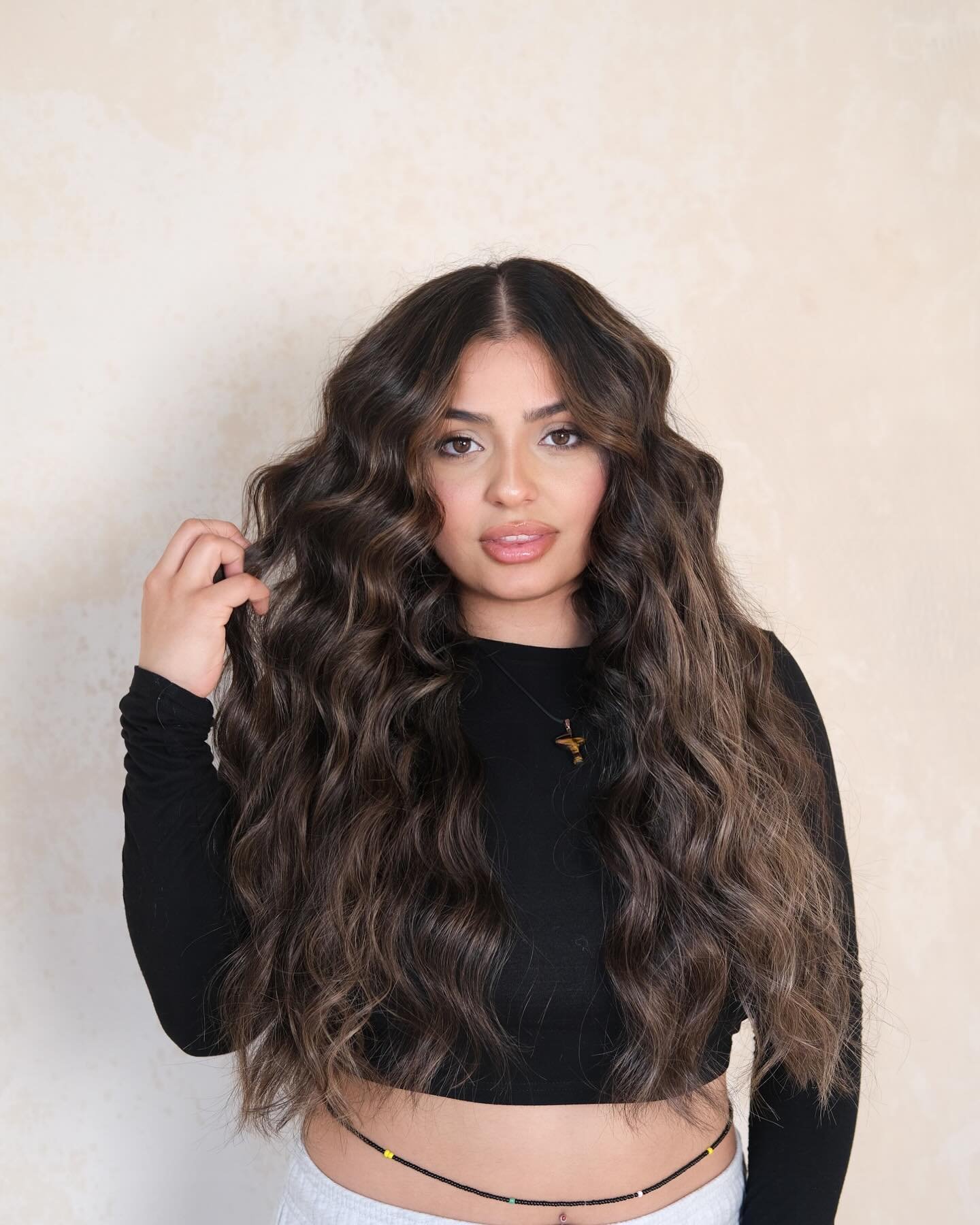 At Muse we use the best, hand-tied hair in our process and it makes a huge difference in the outcome for you! 

&bull;The extension hair blends perfectly with your own
&bull;Straight or Beachwave texture will match your hair&rsquo;s natural texture p