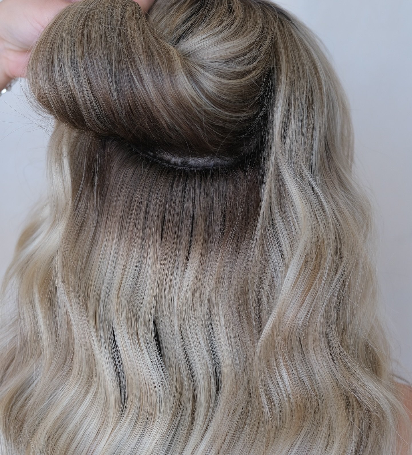 🌟 MUSE&rsquo;S SEAMLESS SEAMS🌟
&bull;
Say goodbye to visible hair extension seams! Our Seamless Seams create flawless and undetectable hair extensions. Get voluminous, natural-looking locks without any visible traces of extensions. Our amazing arti