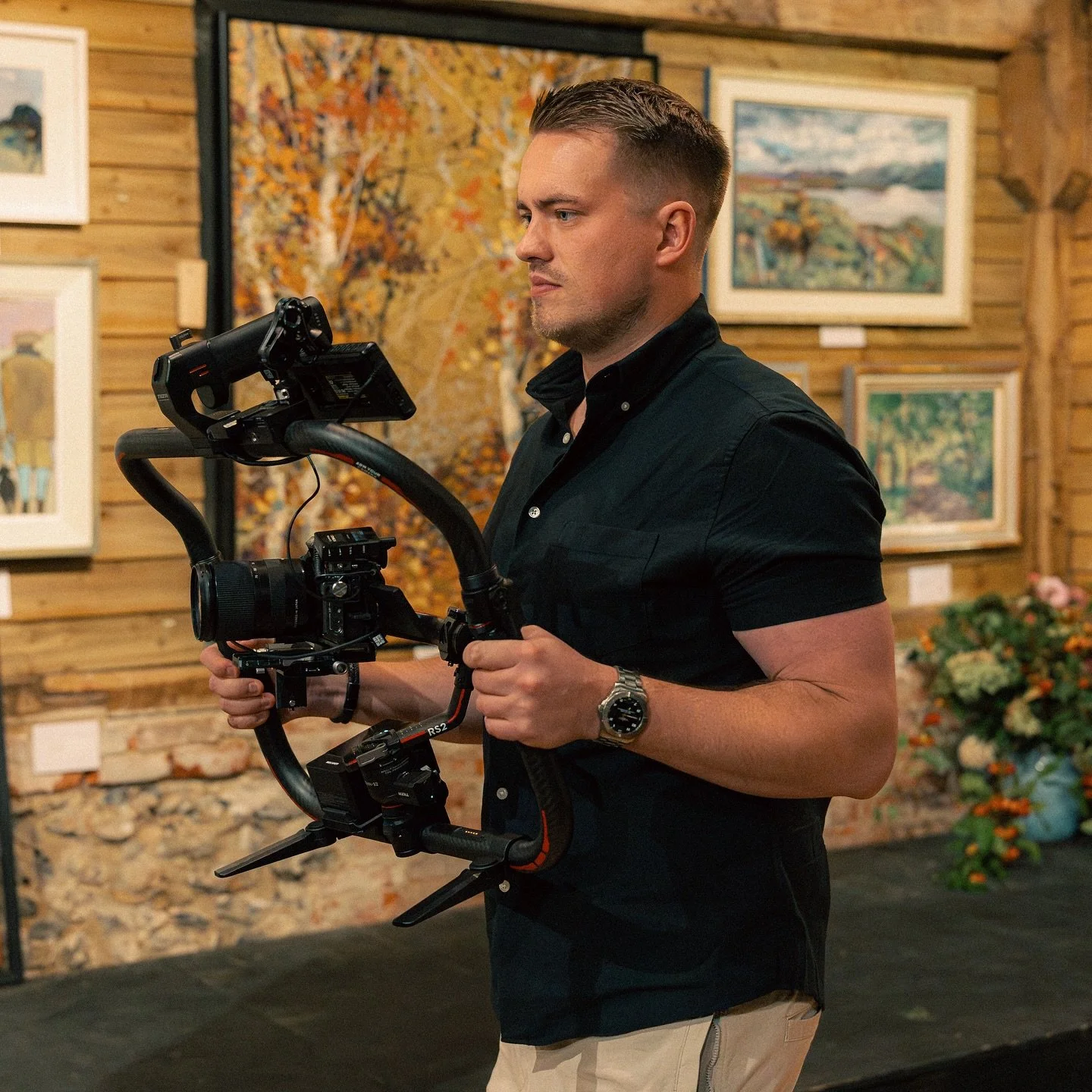 I had the pleasure last week of capturing the @hampshiremedicalfund charity art event at the stunning @pinglestonebarn 🙌🏼

📸 @harveymann_1 

#videographer #btsphotos #eventvideography #eventphotography #charitywork #sonya7iv #sonyalpha #tilta #por