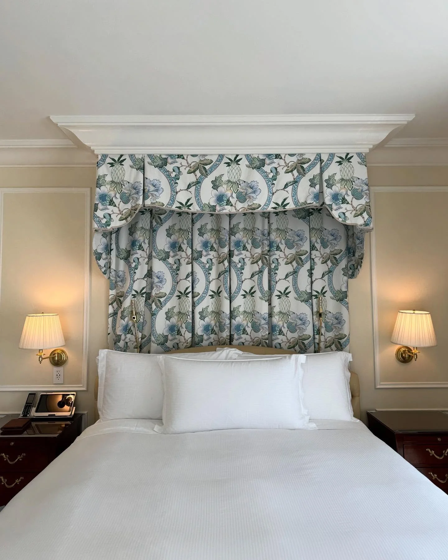 Love the Parisian vibes at the Peninsula Beverly Hills. From the guest rooms (with Frette sheets, the best), to the cozy bar, restaurant, spa and rooftop, it felt like being back in Europe for a minute. Everything there is elegant, timeless and perfe