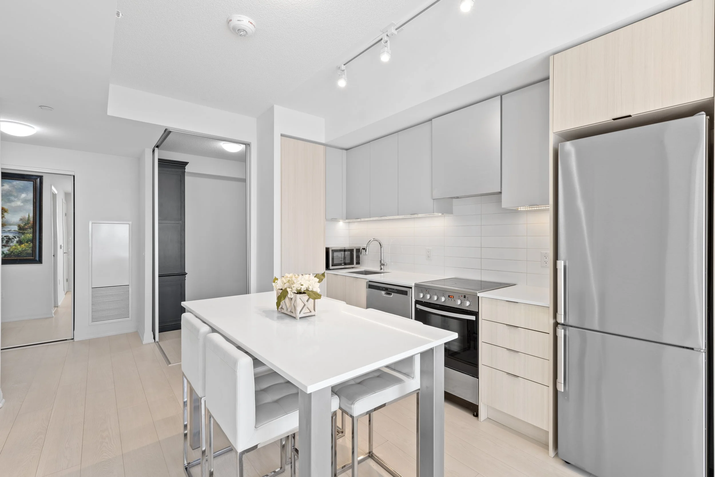 04-Kitchen and Breakfast Bar.jpg