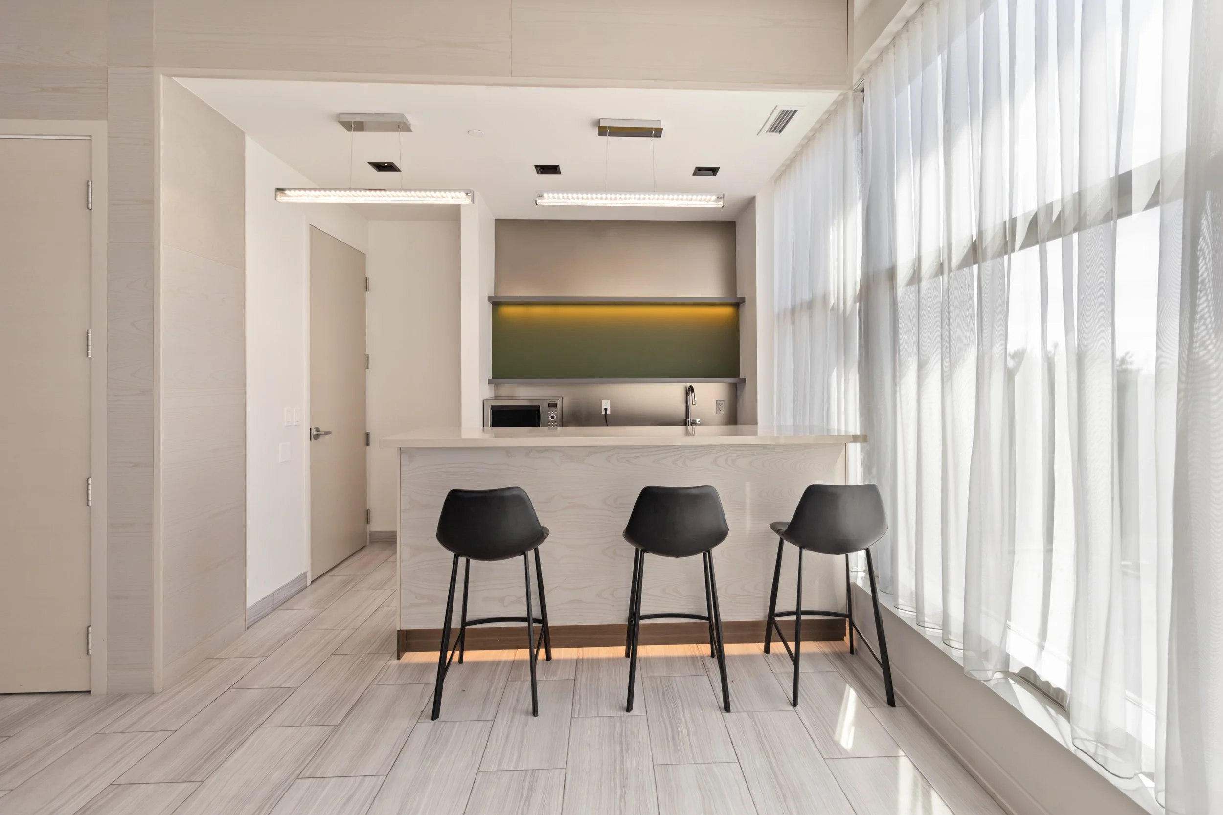 1606-4633 Glen Erin Drive