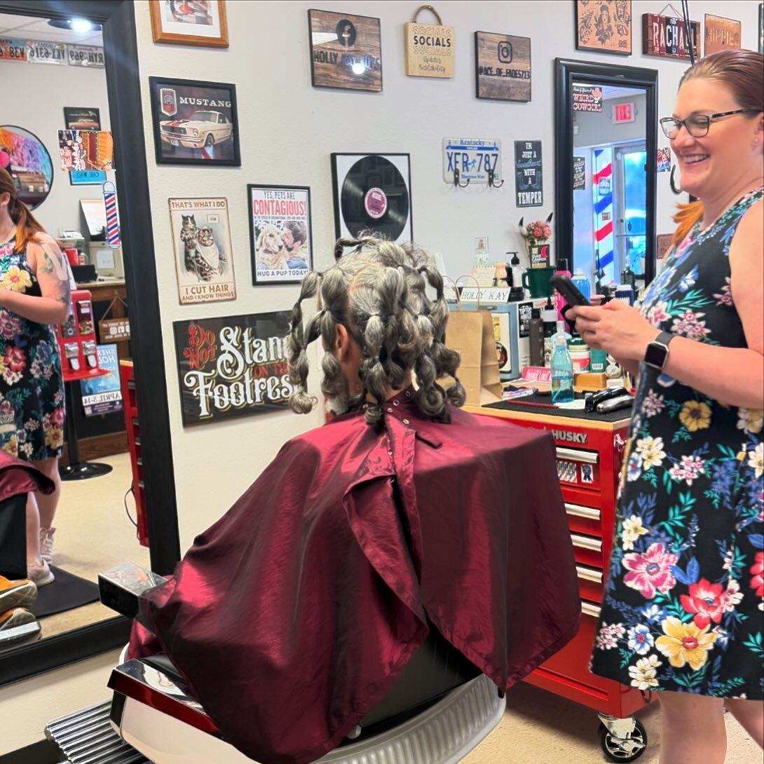 Hair donation time! 💇🏼&zwj;♂️💈
What an awesome gift to give. This guest grows his hair out specifically to donate to children with alopecia! Thank you Holly for the great work!