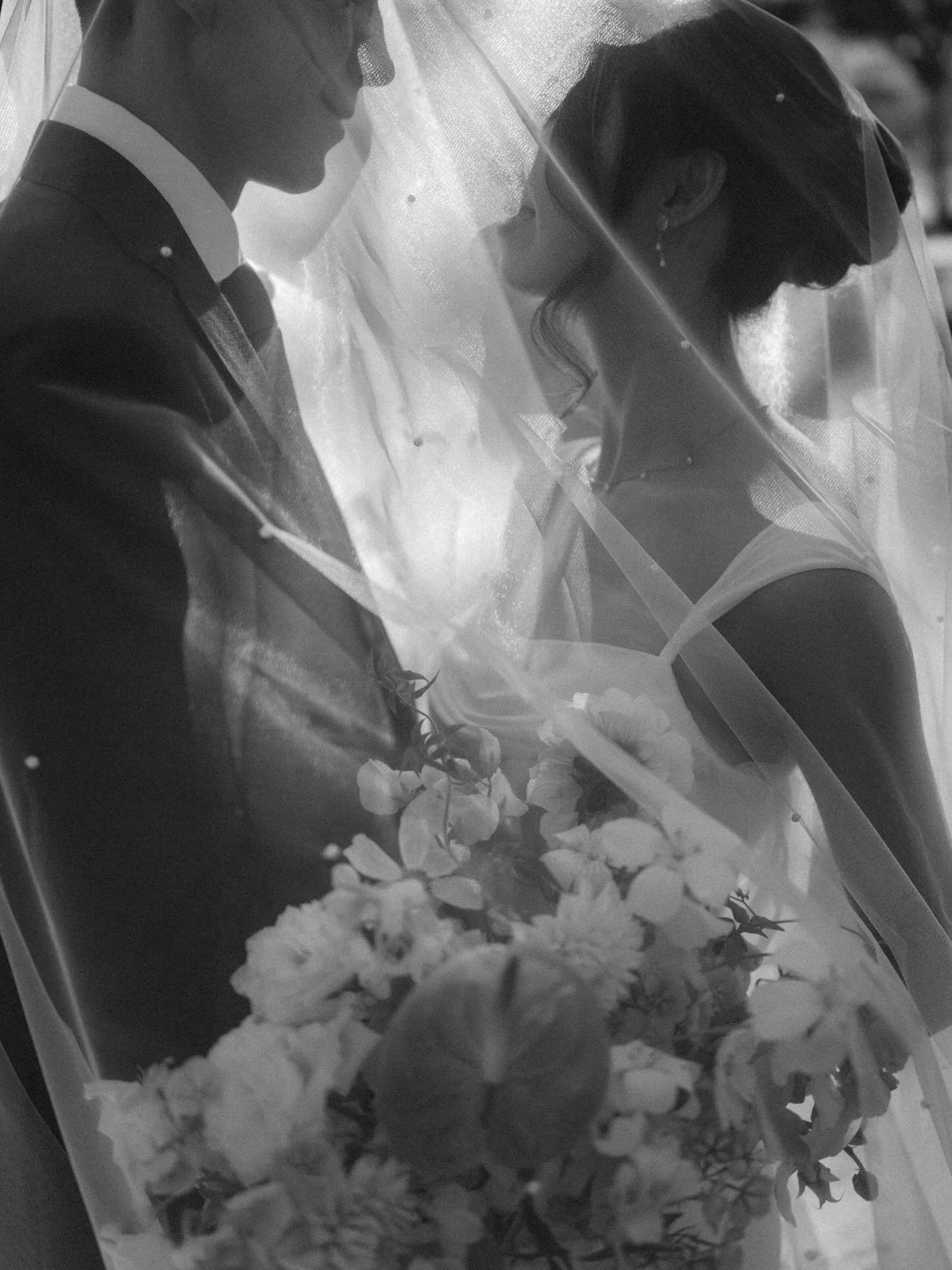 🖤🤍 @helenawongphotography 

Photography: @helenawongphotography 
Videography: @interstellar.films 
Venue: @palmeventcenter 
Hair &amp; Makeup: @gracelinmakeup 
Dress: @lace_and_liberty 
Rentals: @trendeventcollections 
Florals: @gracefulgarlandco 
