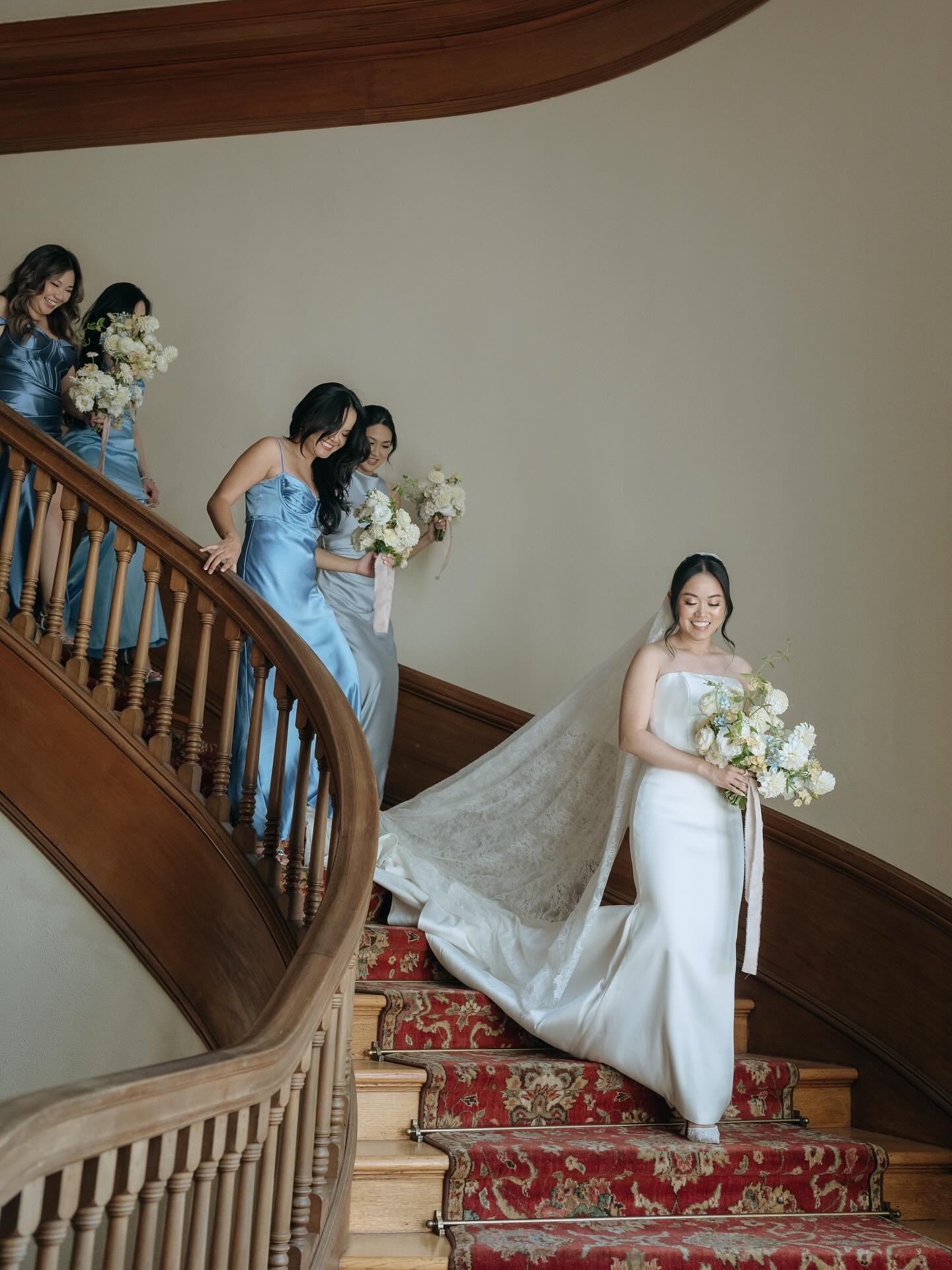 a palette of creamy whites, and a nod to tradition with that touch of blue 💙 

for monica and wilson at @montalvospecialevents 

coordinator @nataliechoievents 
photographer @michellenguyen.photo 
venue @montalvospecialevents 
video @moonstruck_film