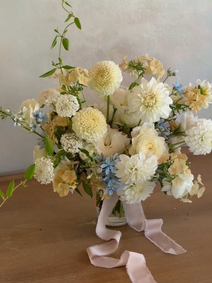 if you need an elopement bouquet, i got you. let&rsquo;s connect! open for 2025/2026 weddings &amp; events 🤍🤍🤍