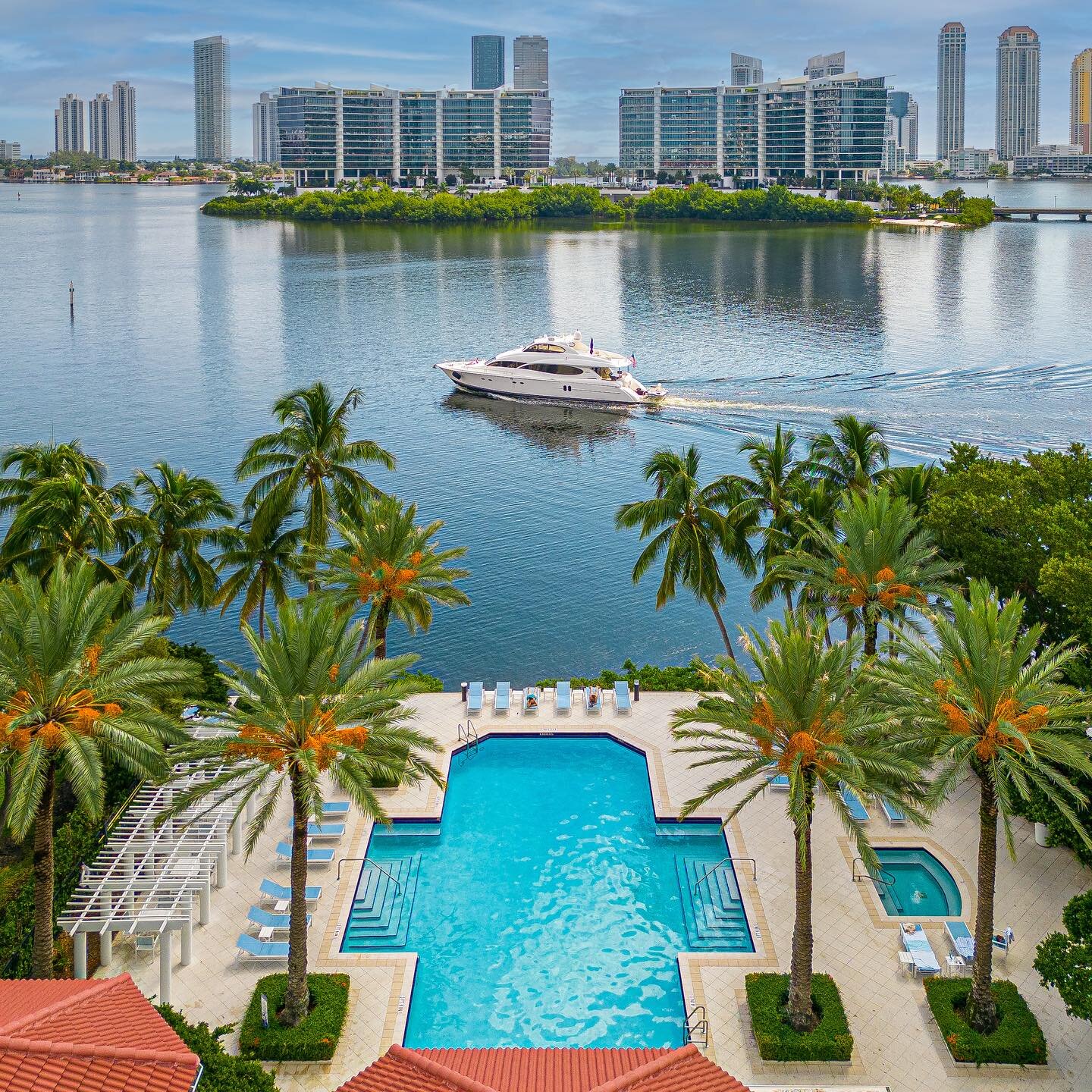 Fantastic unit for sale at Village by the Bay, Aventura, FL.
.
.
.
#RealEstate #Airbnb #PropertyPhotography #HomeSweetHome #beach #VacationRental #DreamHome #RealEstatePhotography #AirbnbHost #drone #PropertyForSale #HomeInspiration #HomeDecor #Photo