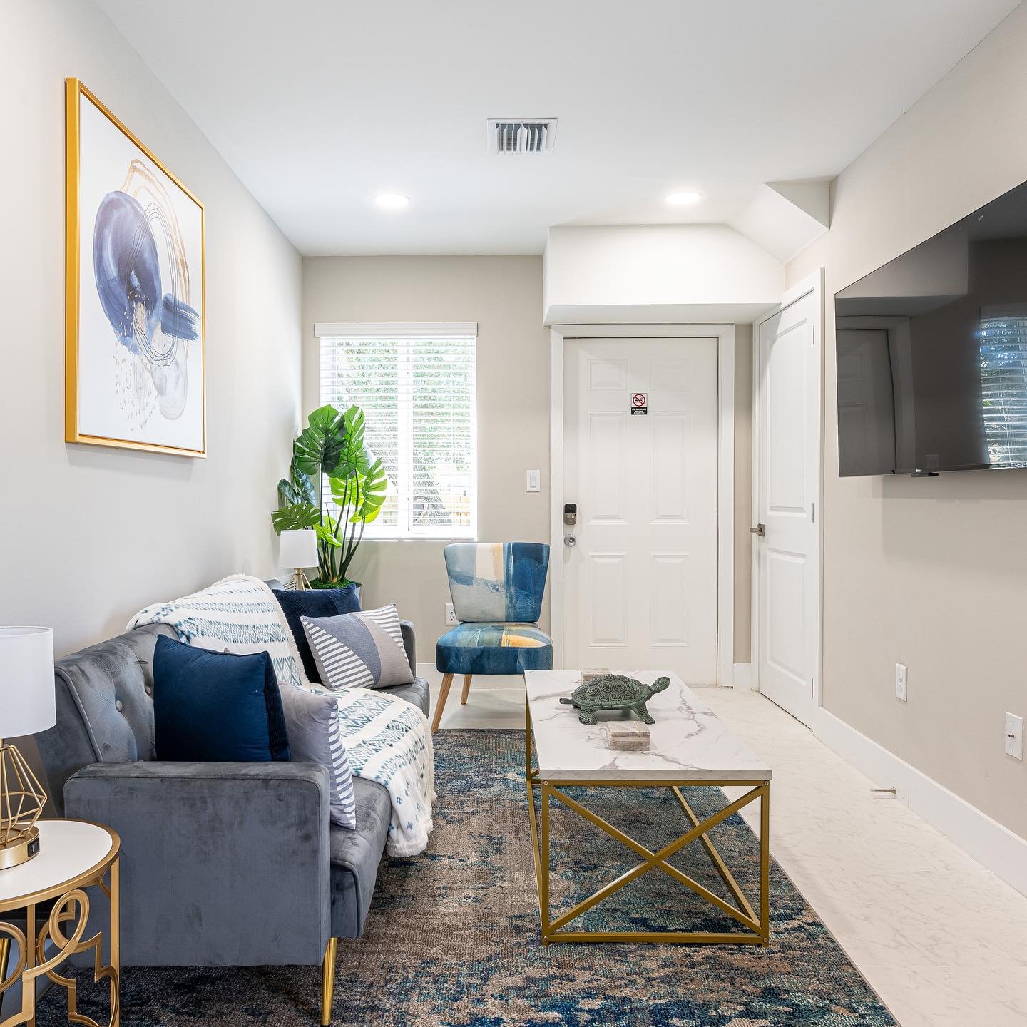 Another satisfied new client in Fort Lauderdale, FL. Minimalist Airbnb in a fantastic location.
.
.
.
#RealEstate #Airbnb #PropertyPhotography #HomeSweetHome #InteriorDesign #VacationRental #DreamHome #RealEstatePhotography #AirbnbHost #HouseTour #Pr