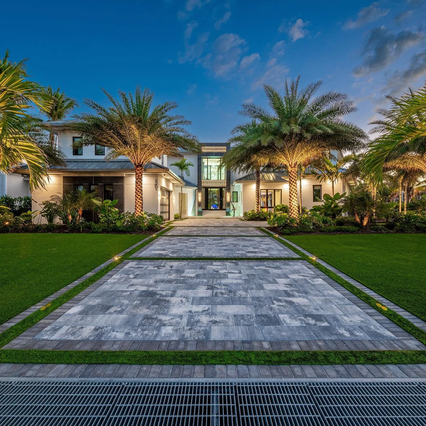 Beautiful mansion in Naples, Florida.
.
.
#florida #naplesfl #naplesflorida #airbnb #photoshoot #photooftheday #realestate #realtor #photographer #airbnb #airbnbphotographer