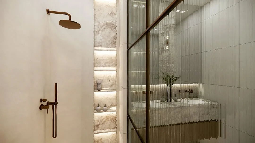 PROJECT ELARA /
Using a neutral canvas of micro-cement can allow you to be creative with other accents, like bold stone, fluted glass and bronze metals.