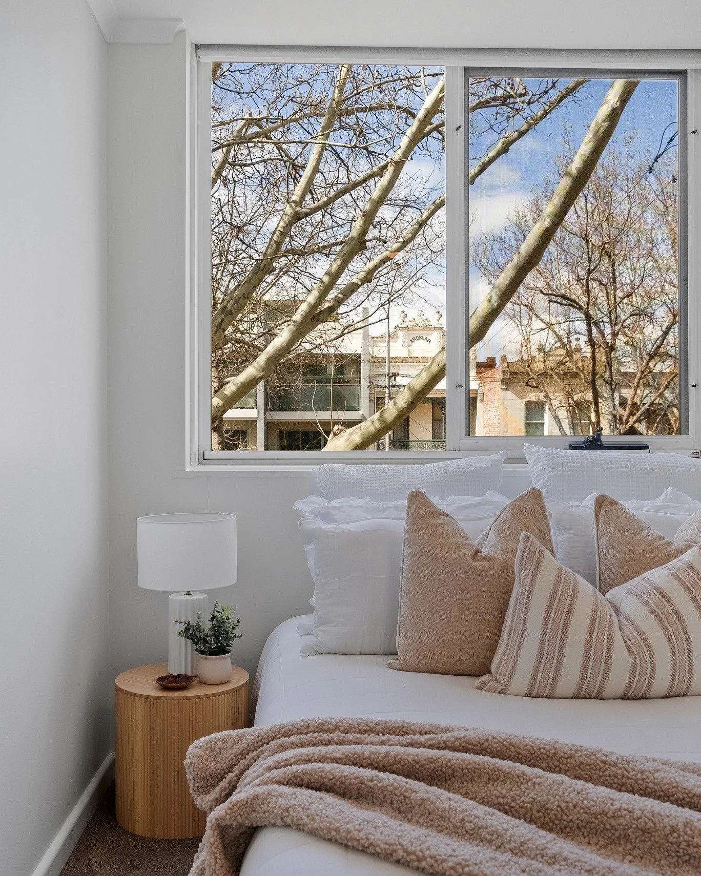 Airy and bright bedroom design ☁