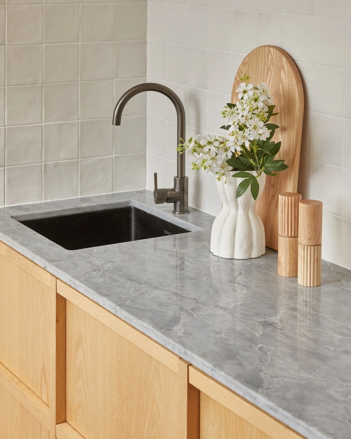 A moment for the details 🤍
Thoughtful styling transforms a space from functional to memorable. Soft textures and natural tones create a kitchen that feels warm, calm, and effortlessly inviting.
It&rsquo;s not about adding more, it&rsquo;s about choo