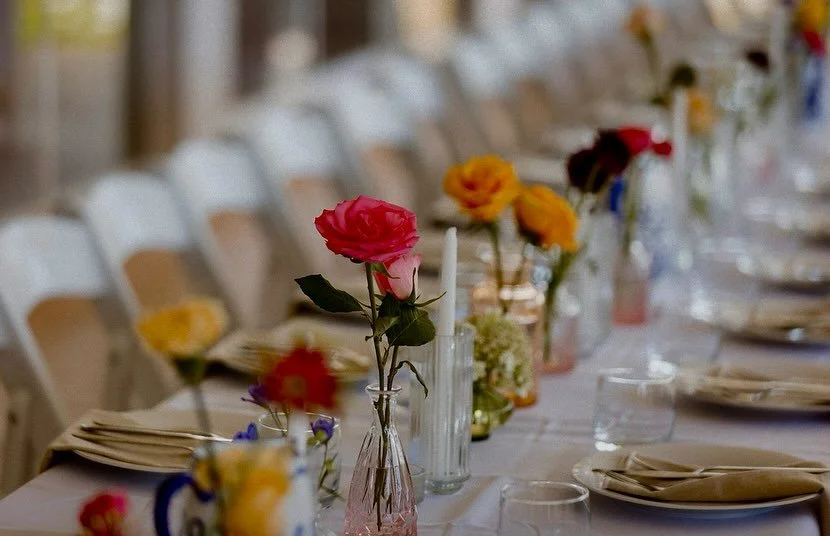 🌹🌼colorful bud vases for the perfect combination of fun and elegance 🌹🌸 @tayandfrancis @sh_davey 

#budvases #brightweddings #colorfulflowers #indianweddings #elegantflowers #funflowers #bridesofindia #bridesrealwedding #beachsidebride
