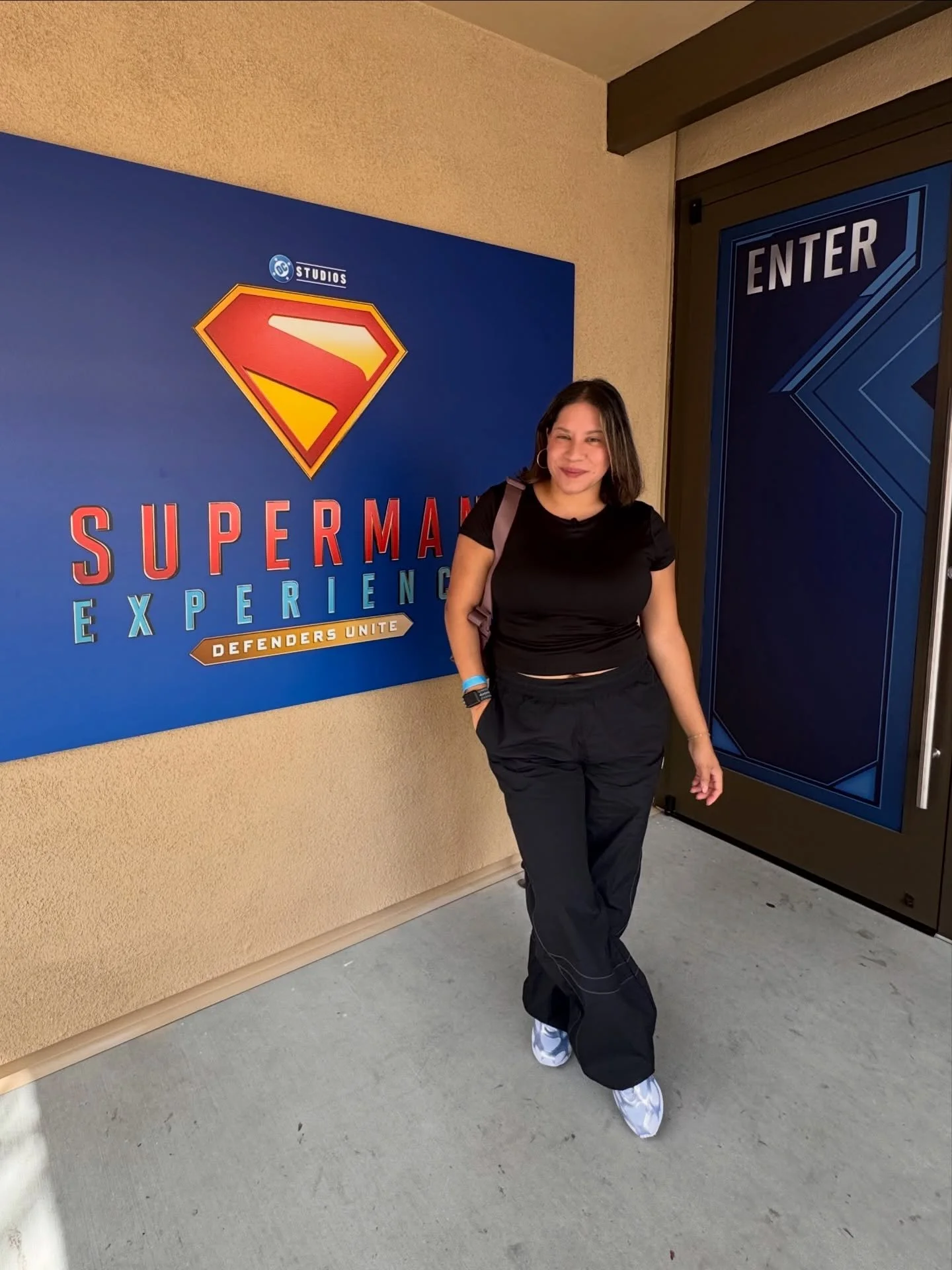 I got to experience the all new Superman Experience: Defenders Unite at @wbtourhollywood and wow 🤩 Not gonna lie, I felt like I was in a movie, saving the world with @superman! 

#superman #warnerbrosstudios #dcuniverse #dccomics #latinacreator