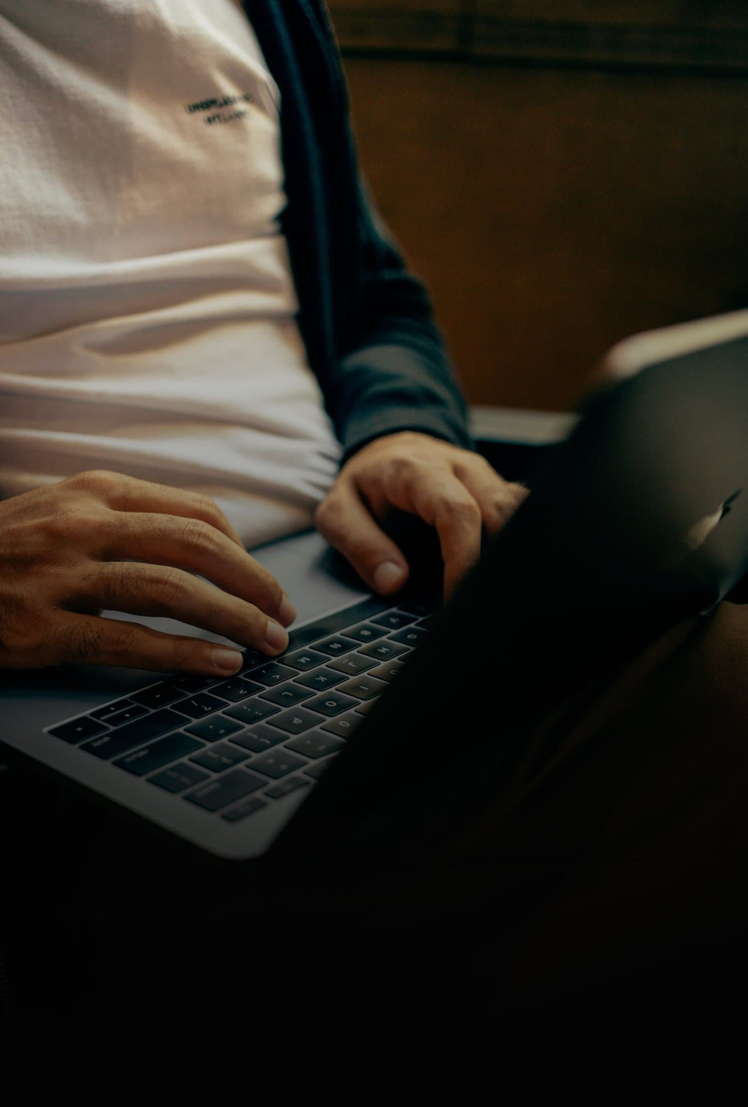 Composition d'interfaces web modernes et élégantes conçues sur Framer et Squarespace pour une performance optimale.