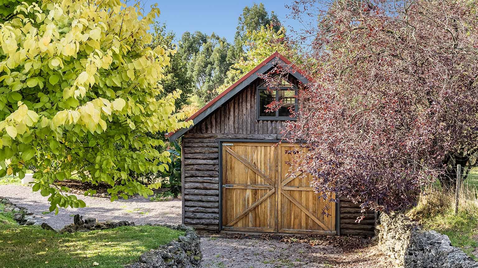 Charming Woodland Haven: Renovated Cabin Amidst Nature's Delights.