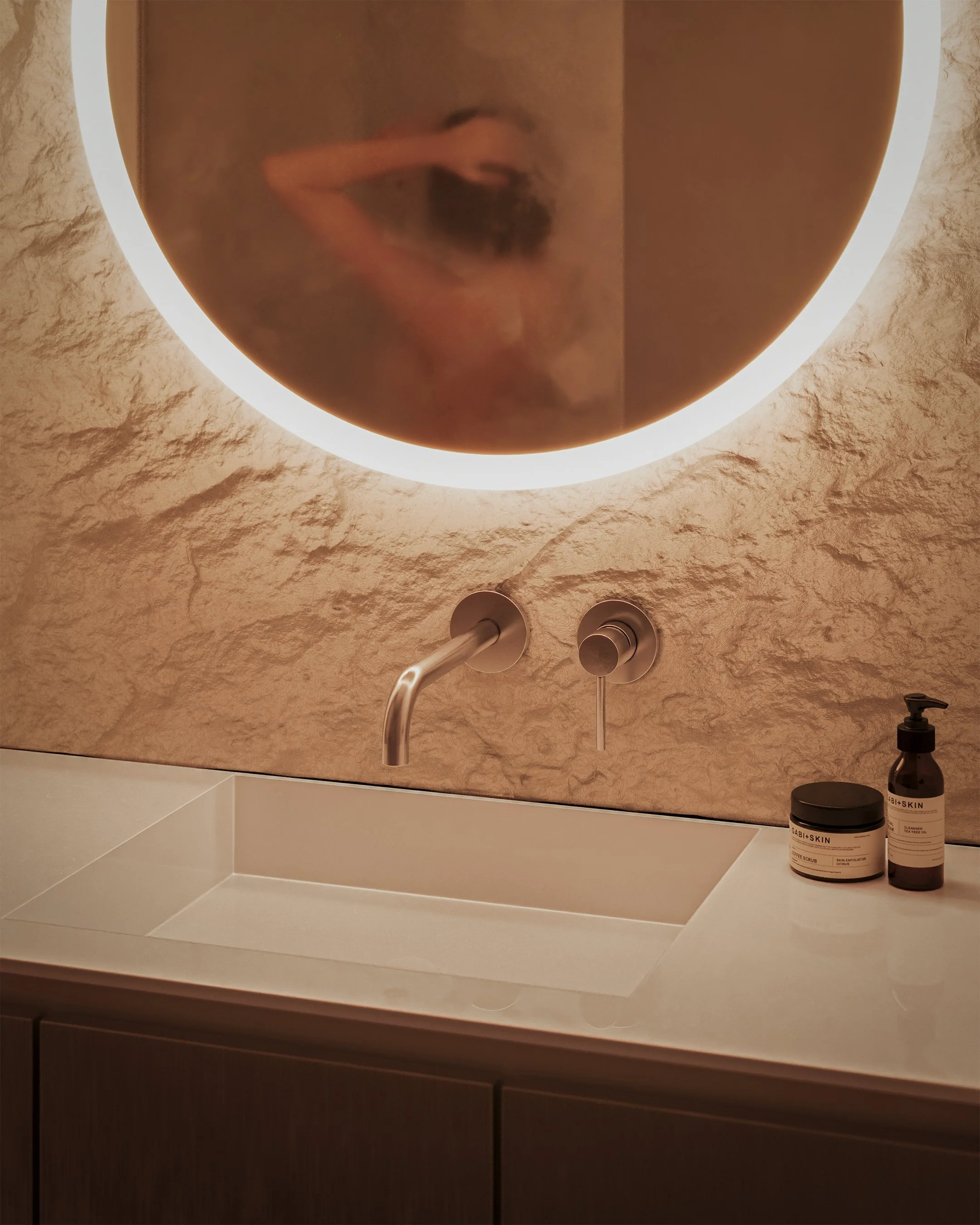 Projekt wnętrza w stylu minimalistycznym - mikrocement, stal, biel. EMTE studio, Bydgoszcz