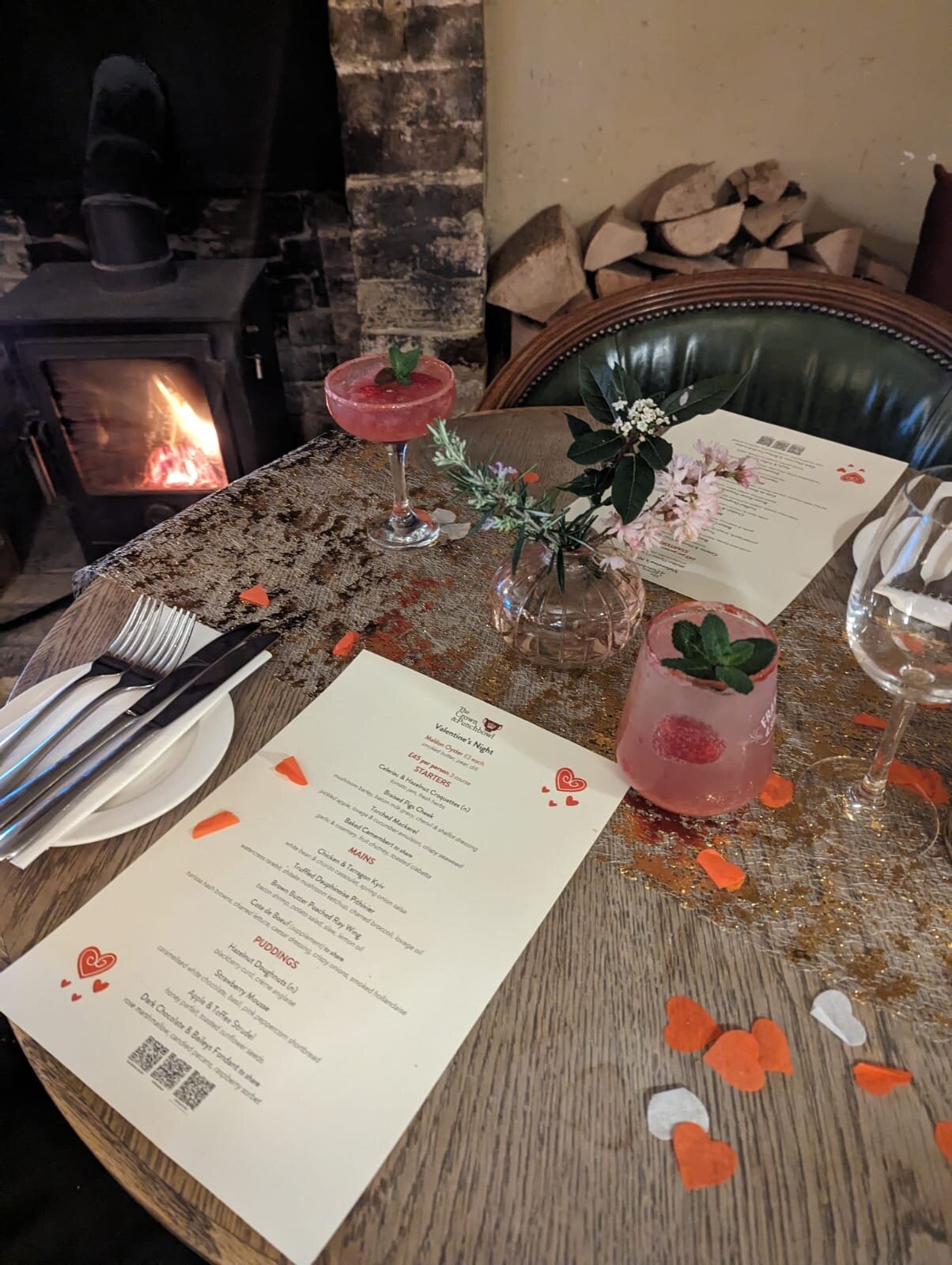 Last chance to book for Valentine's! Join us for a menu full of specials and romantic sharers, plus cocktail specials to enjoy as well.

❣️Bookings via our #linkinbio 

#valentines #crownandpunchbowl #cambridge