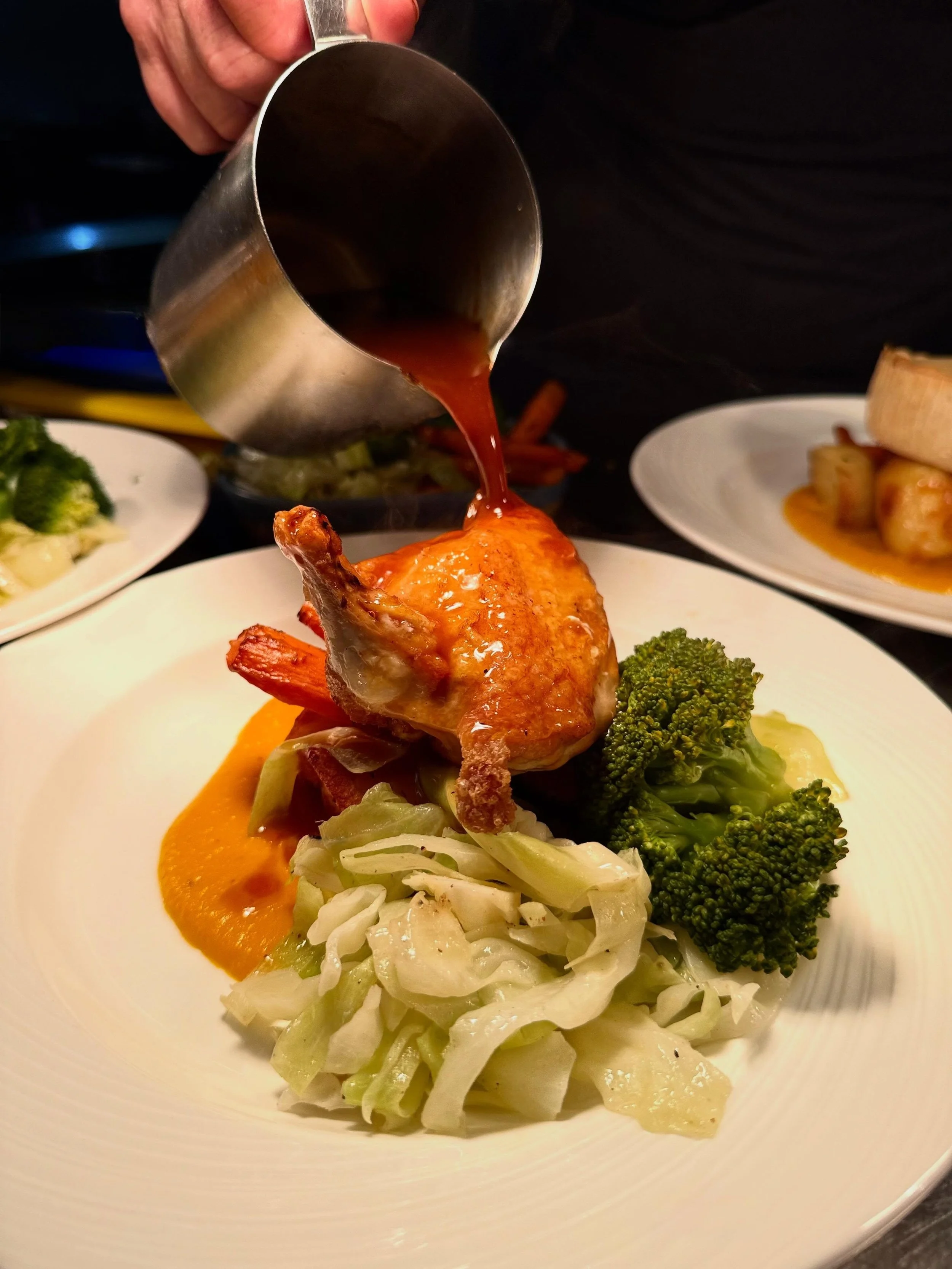 Sundays are made for roast dinners ✨

Crispy roast potatoes, tender meat, rich gravy, and all the trimmings &mdash; the best way to spend a Sunday 🤎

Book via #linkinbio 

 #SundayRoast #ComfortFood #stayinapub #weekendgateaway