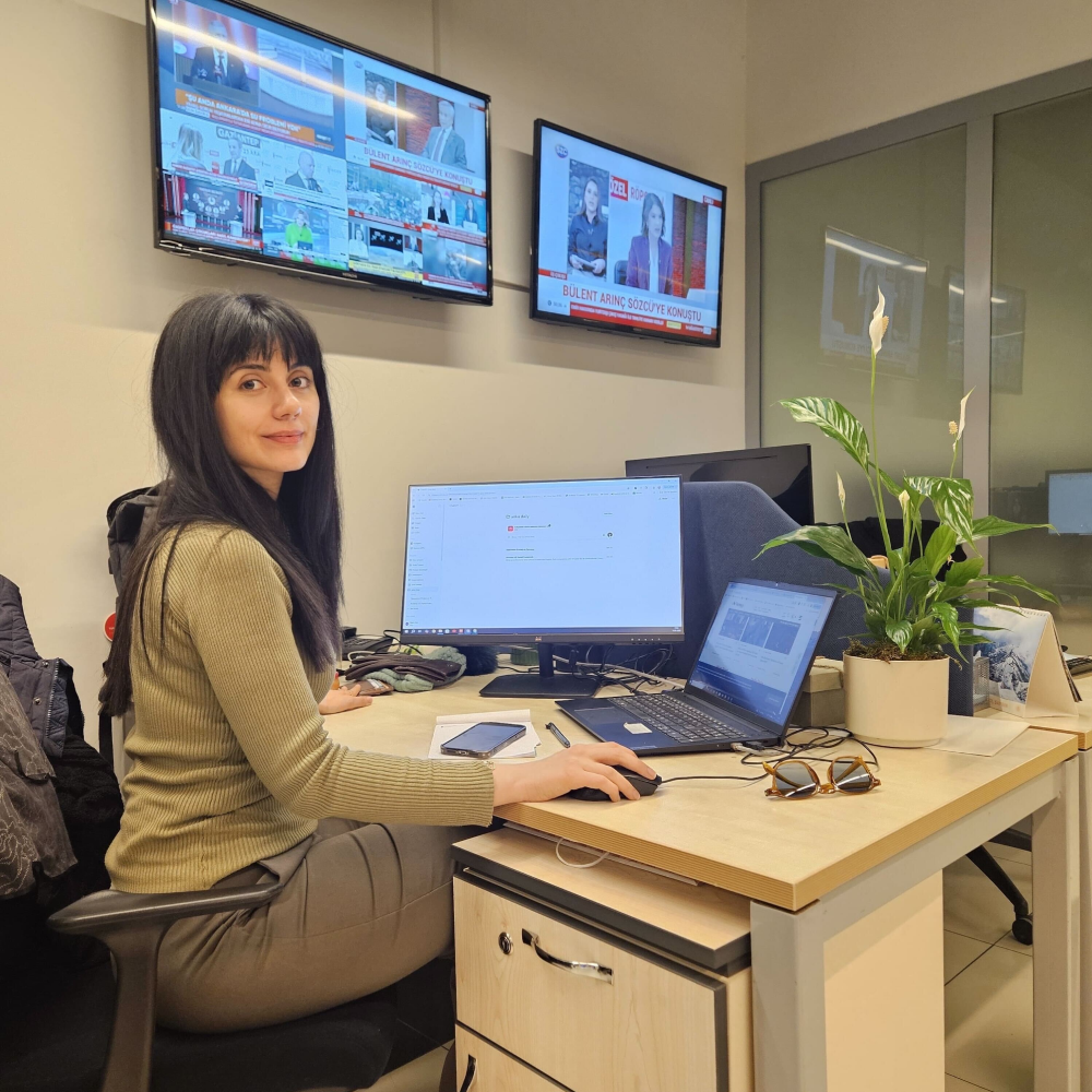 From fine-tuning to smart prompting: Automating routine news at ANKA