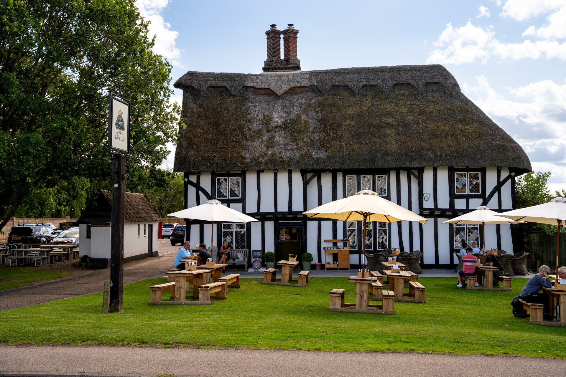 Easter at The Oak🐣

The tables are outside and the weather is looking promising! Do join us this Bank Holiday weekend. 

Sunday is looking very busy already so do get any last minute bookings in pronto.

#theroyaloak #barrington #easterweekend