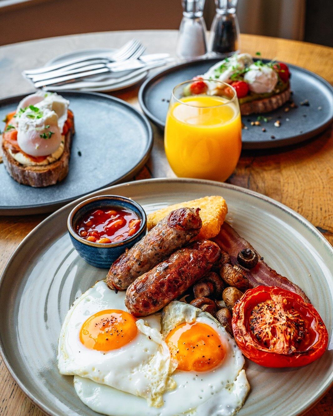 April fun at The Oak...

🍽️ Our set menu is now available Tuesday to Thursday lunch and dinner, plus lunchtime on Fridays.
🍳 Breakfast Club returns on Saturday 13th April, 9am to 11.30am. Now also including our breakfast package including filter co