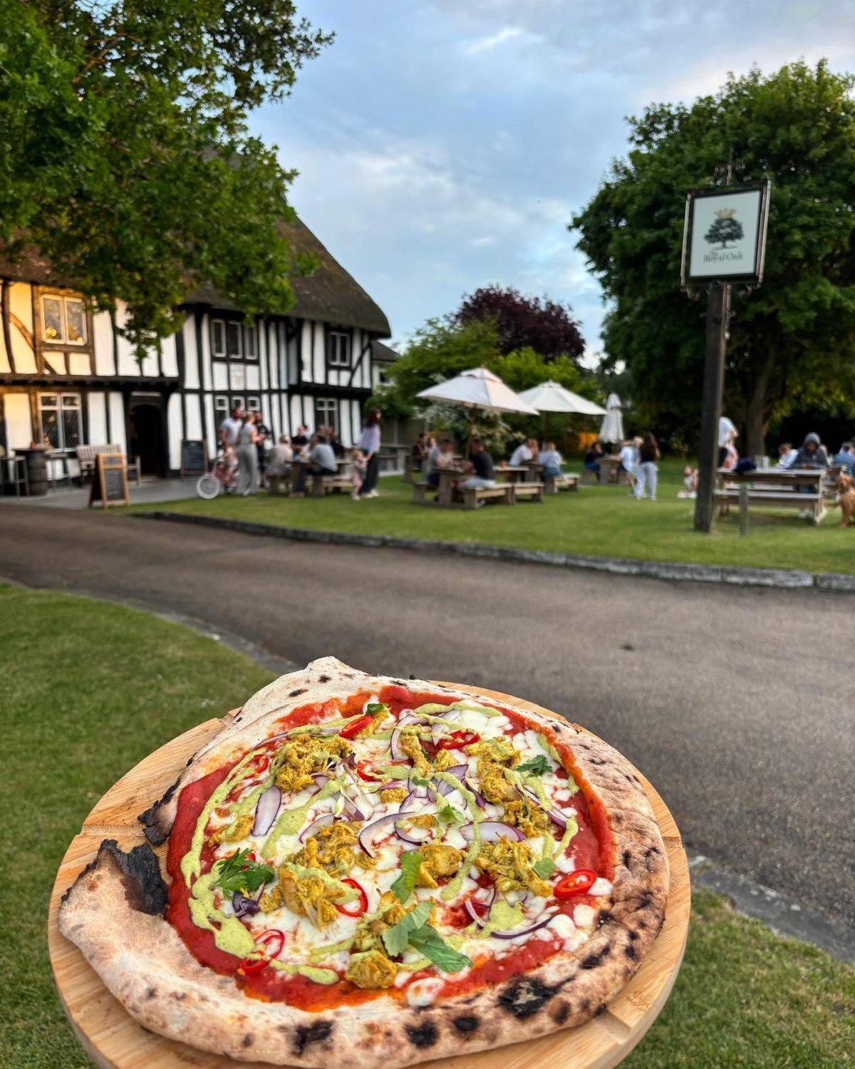 What's on at The Oak this October 🌳🍂

The Old Tuck Shop's last weekend of the summer | This coming weekend is our last car club and last pizza night of the summer. 

Cider and Sausage Festival | Saturday 10 October | Join us for over 15 ciders, sau