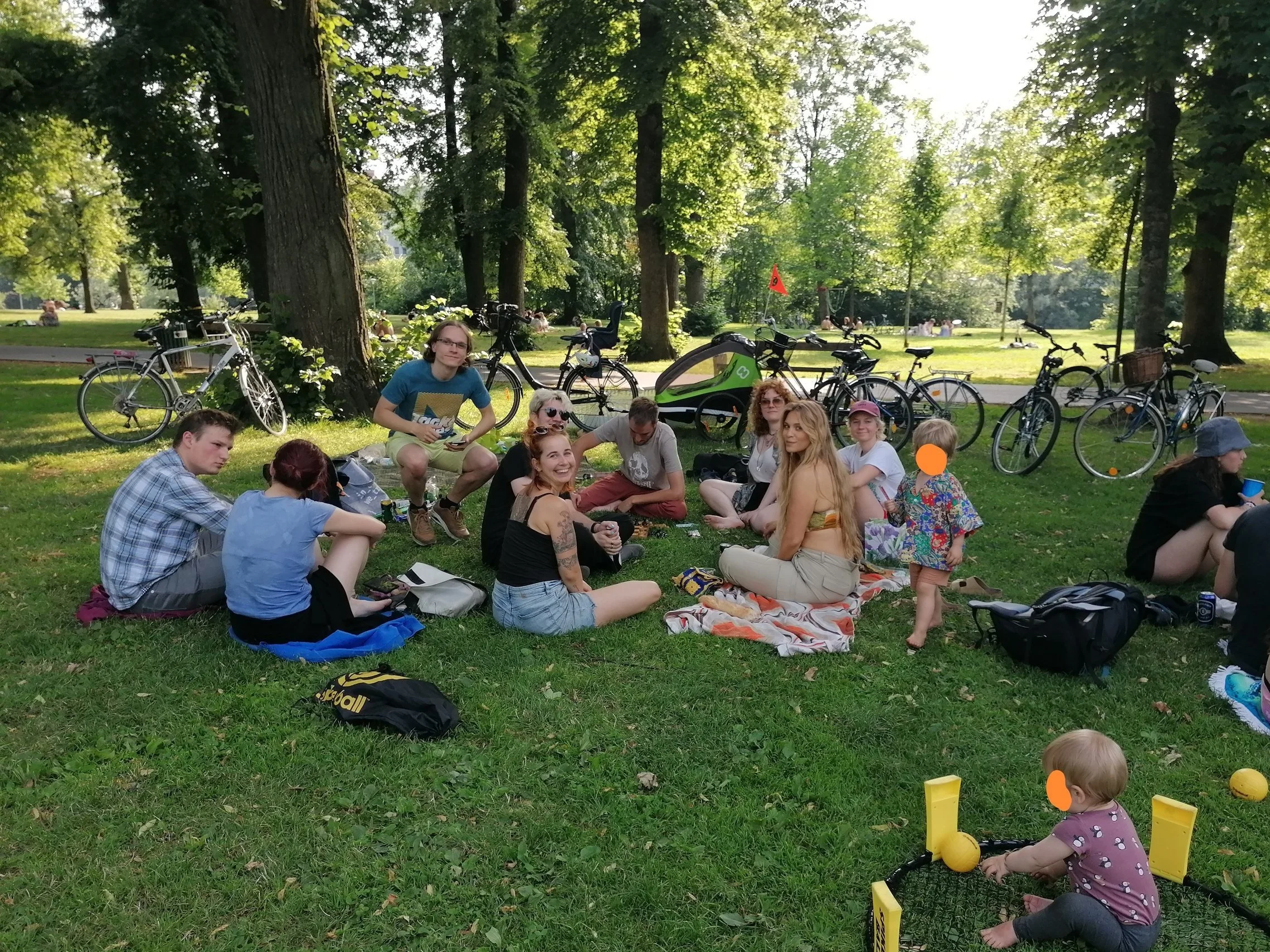 Menschen der letzten Generation bei einem Picknick im Park