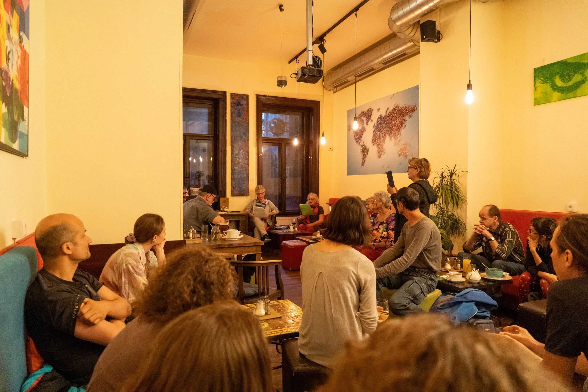 Menschen in einem Cafe beim Krisengespräch