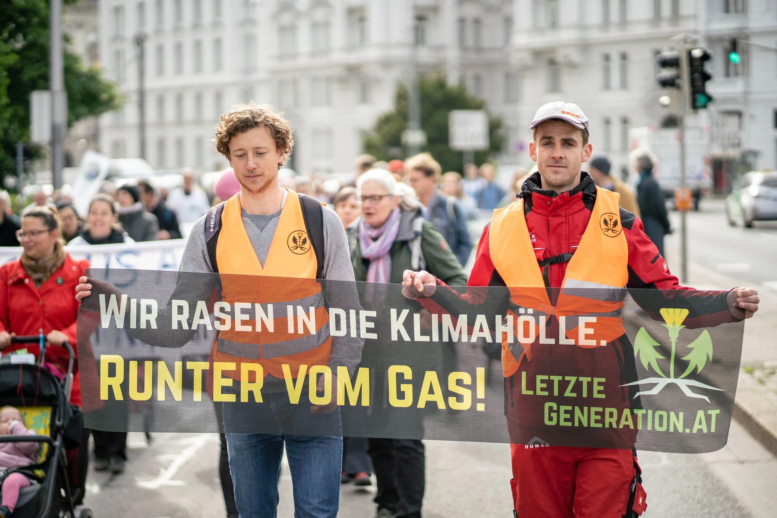 Menschen der letzten Generation gehen friedlich durch die Straße