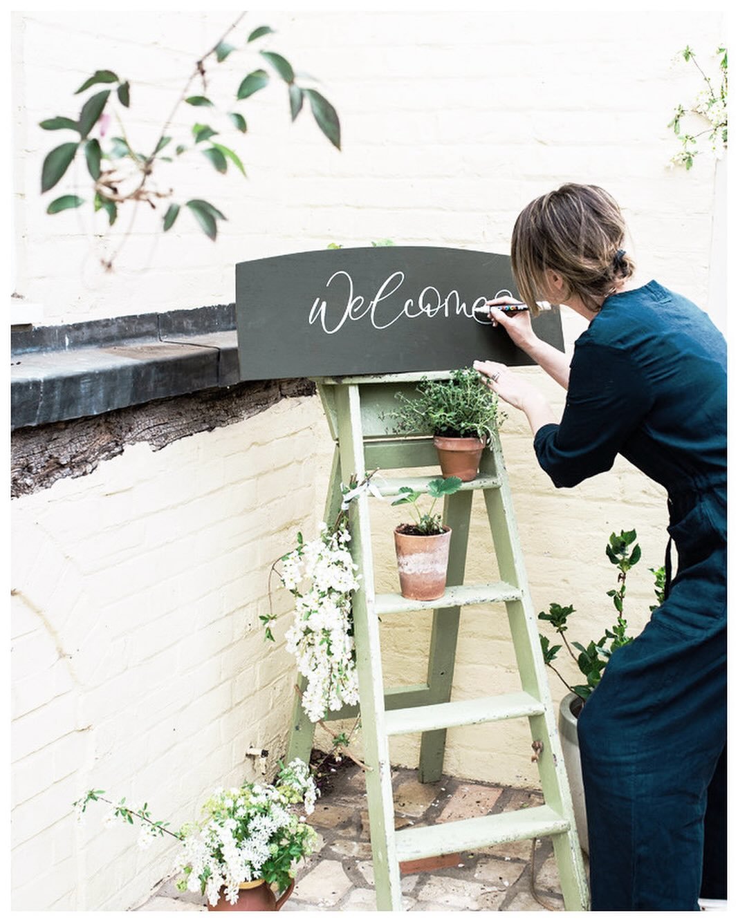 🌿Thursday 9th May - Modern Calligraphy &amp; Party Singage Workshop at @vanil_ltd in Woodbridge. 🌿Delighted to be teaming up with the lovely Mandy for back to back workshops covering two very different skills. The morning session 10am -12pm will be