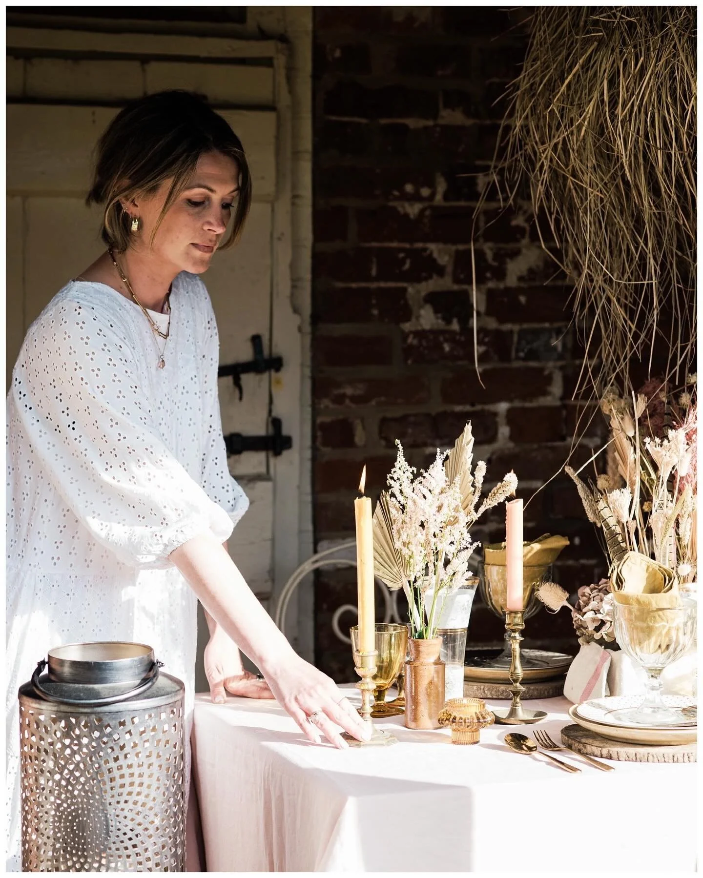 There&rsquo;s something undeniably enchanting about a rustic table setting that combines elegance with the warmth of nature. During these last summer days, I am making the most of outdoor spaces for hosting laid back dinners under the stars. Indulgin