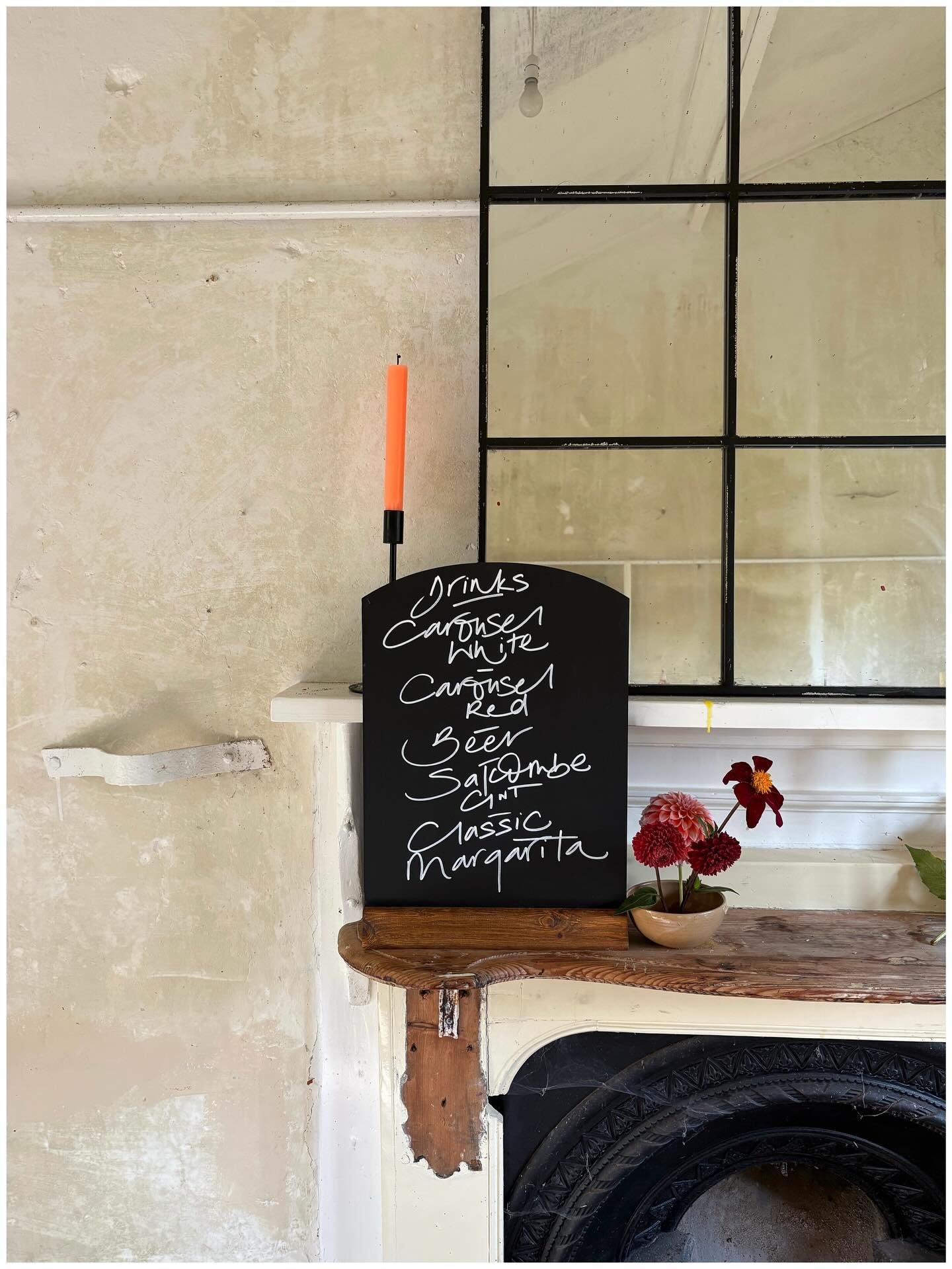 Wedding signage - striking and functional. Be bold in your style and your colours. Use it as a way to enchant your guests and show off your beautiful colour schemes. Vibrancy is key. Have fun with it . Make a statement. 🍑