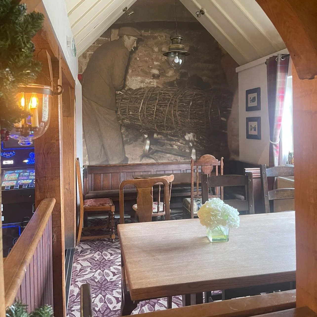 ROAST POST 

We&rsquo;re serving CARVERY today 12-2:30pm and tonight from 6pm. Come and enjoy a hearty roast and all your favourite vegetables!

And, a little reminder.. TONIGHT we host the historic Ashen Faggot, right here in our pub. Come along to 