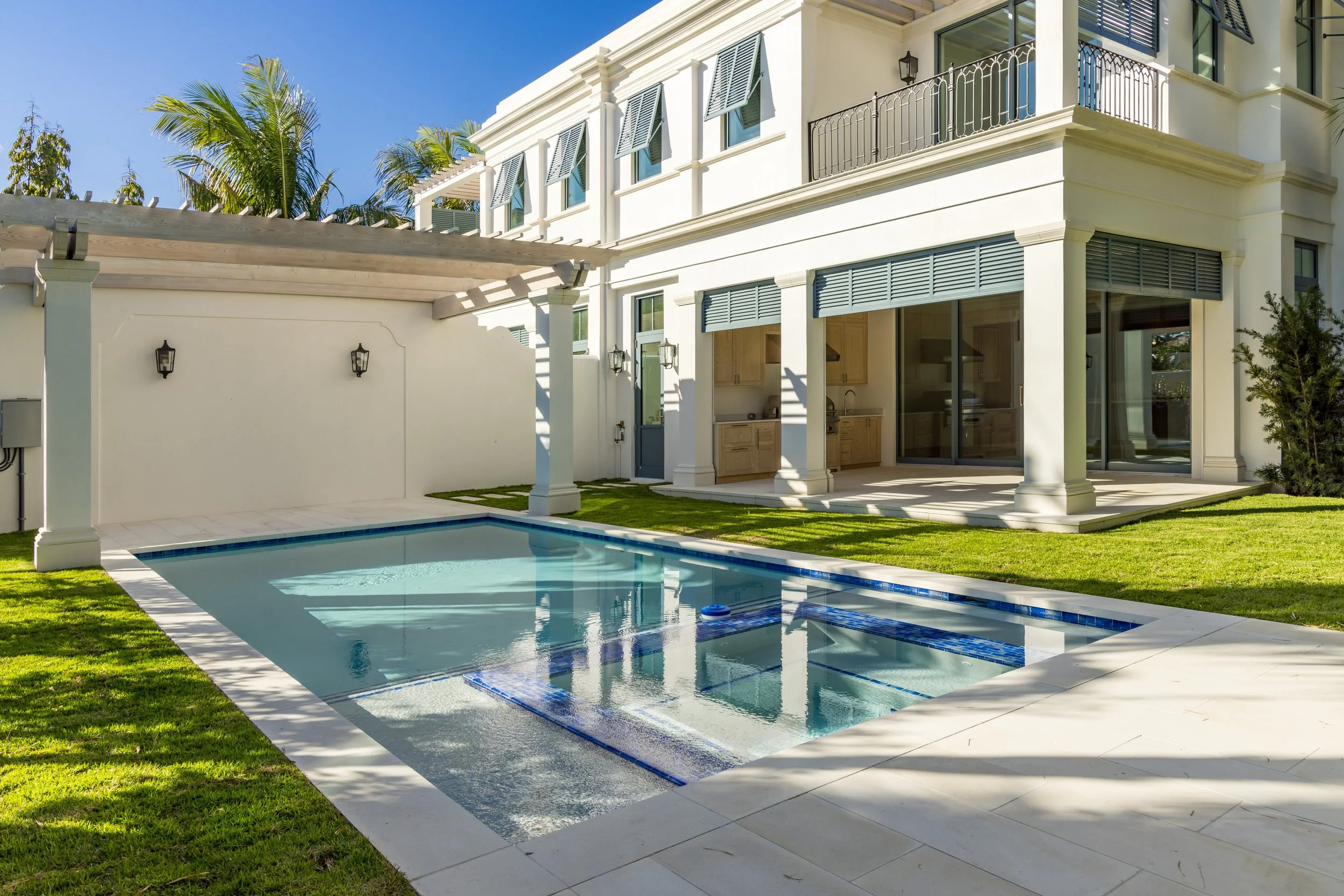 Outdoor kitchen, pool, and pergola in the heart of Palm Beach, Florida