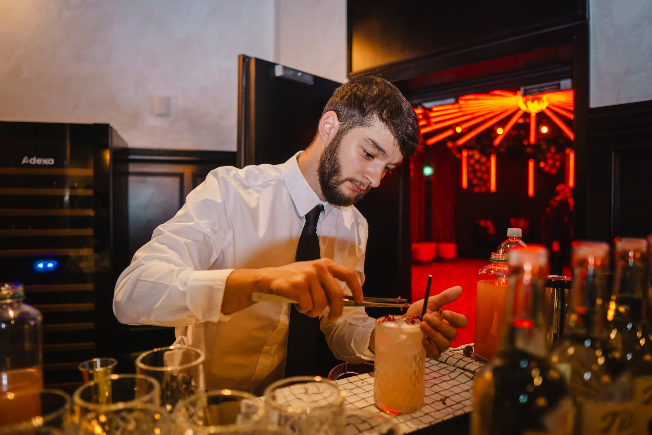 What “Easy to Work With” Really Means When Hiring a Private Mixologist