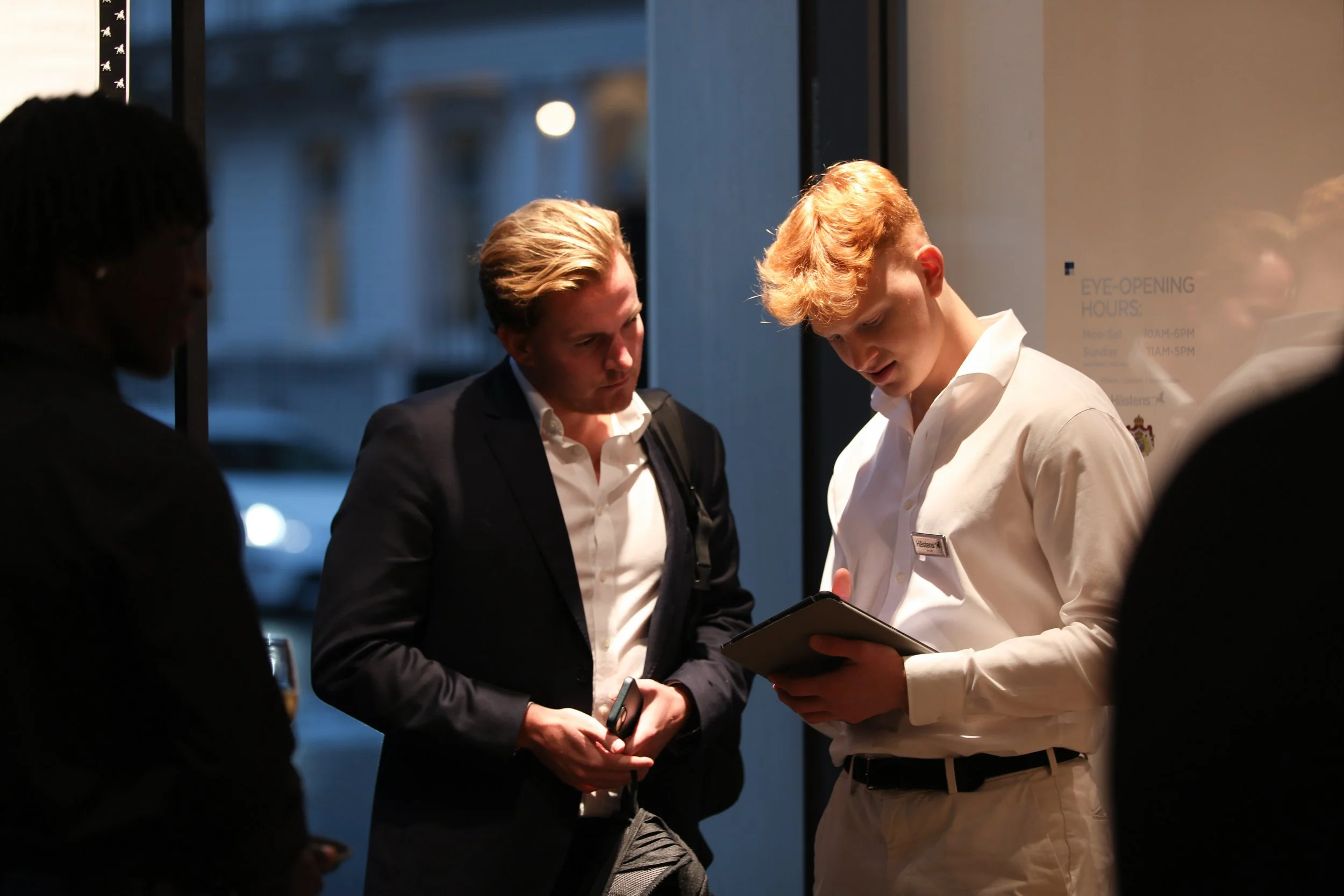 Corporate mixologist coordinating with event organiser before a London business event.